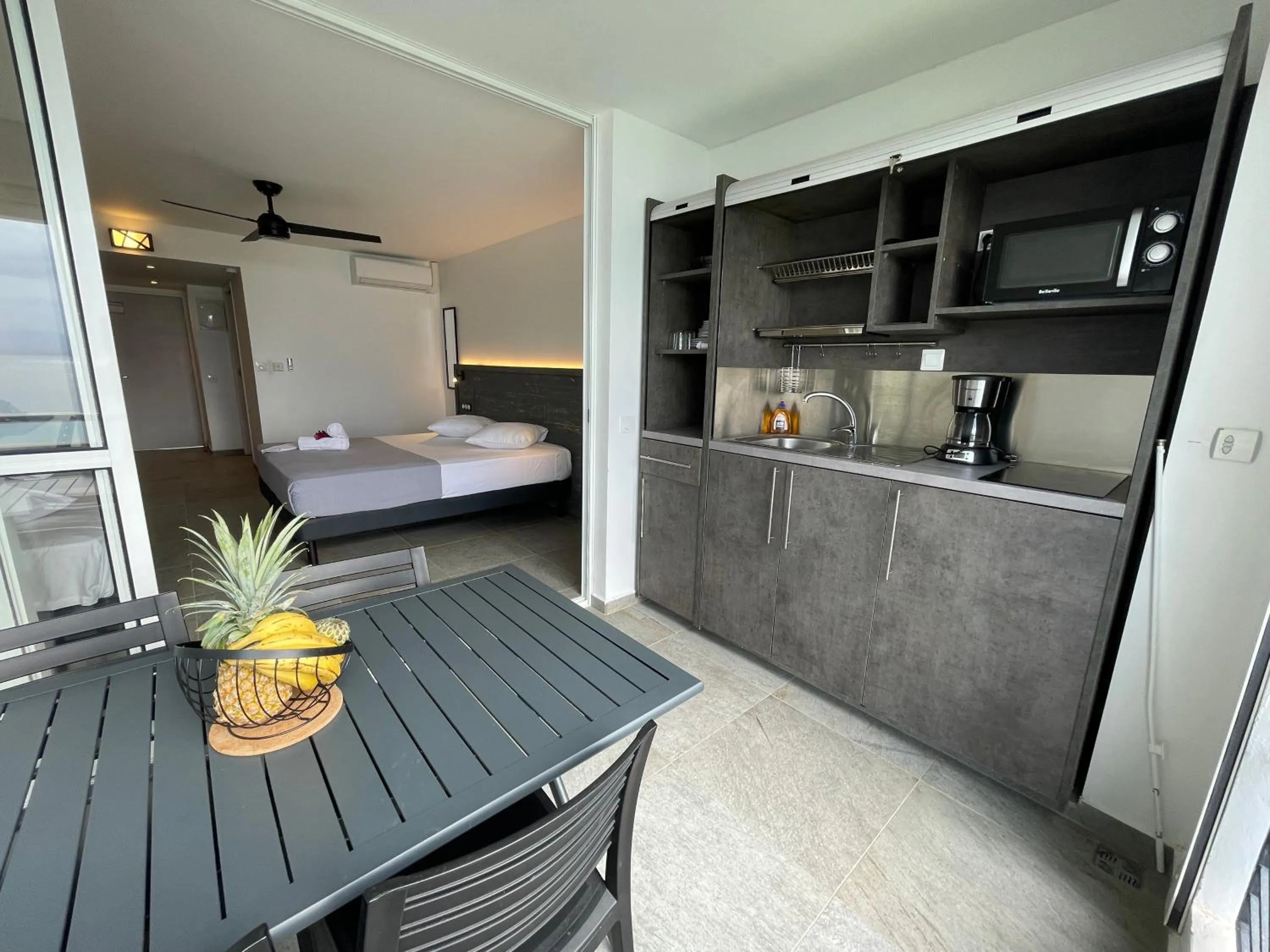 Kitchen or kitchenette, Bed in Karaibes Hotel