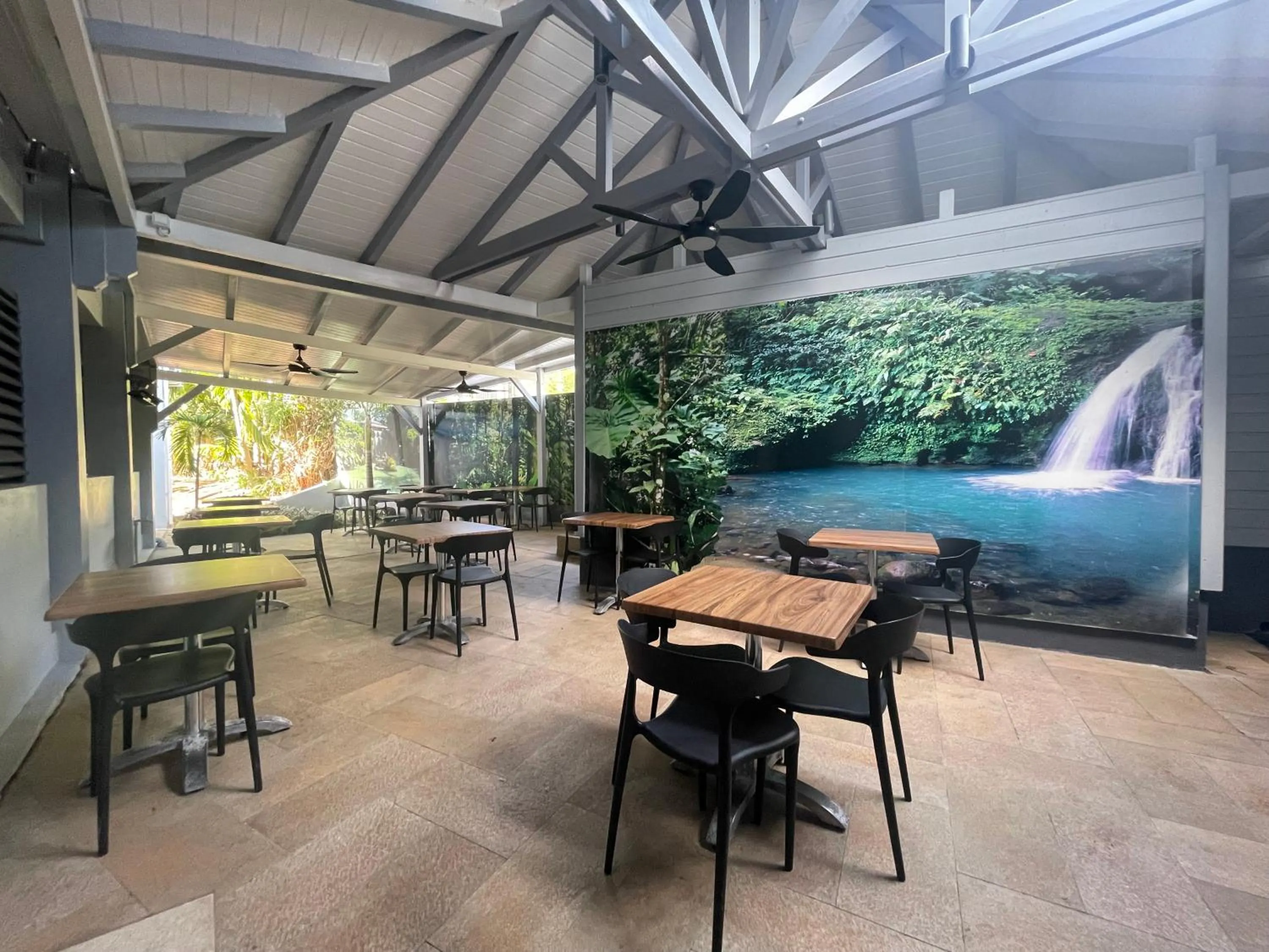 Restaurant/places to eat in Karaibes Hotel