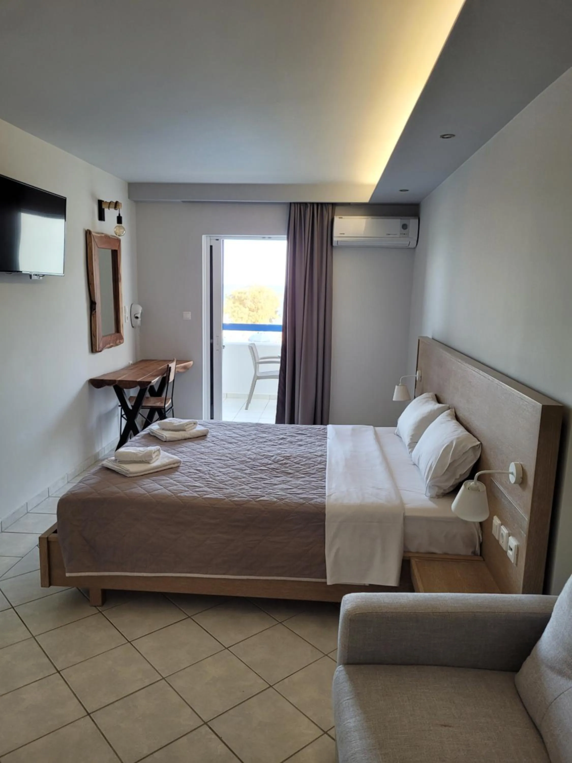 Property building, Bed in Jannos Beach hotel