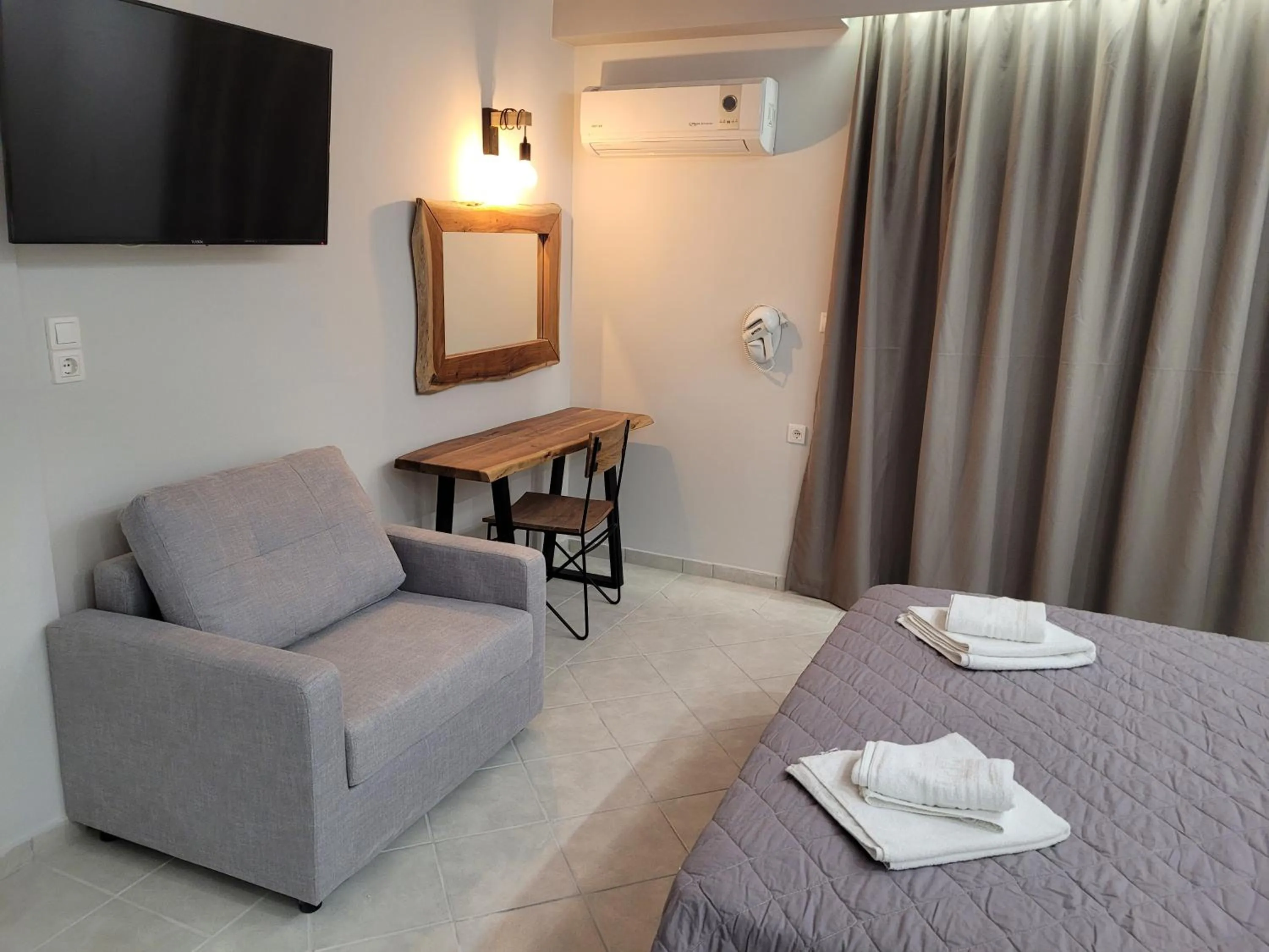 bunk bed, Bed in Jannos Beach hotel