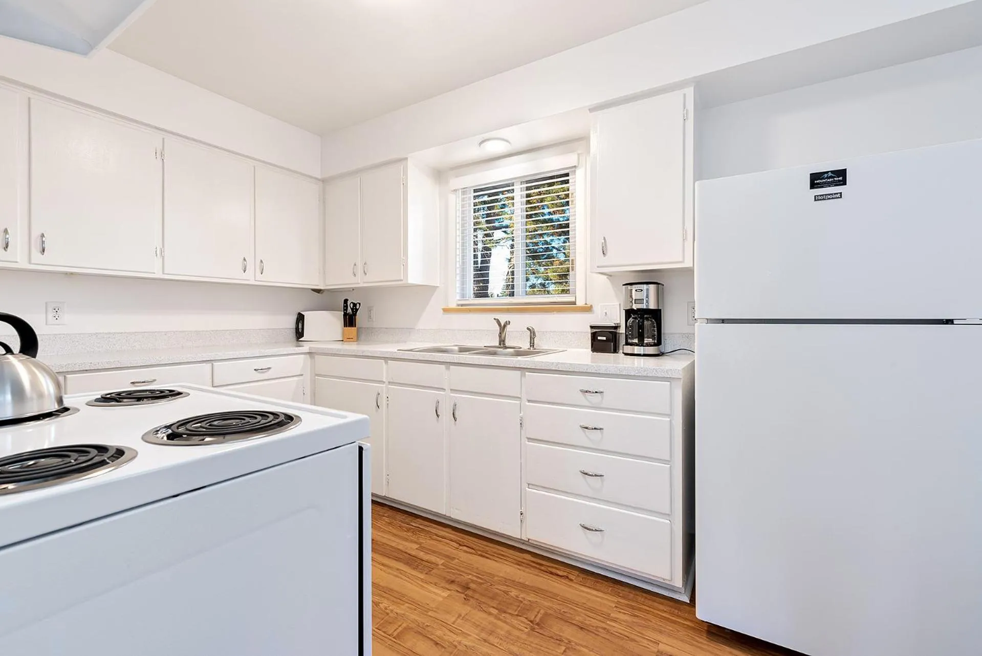 Couples Getaway - Dog Friendly, Bike to Old Town!