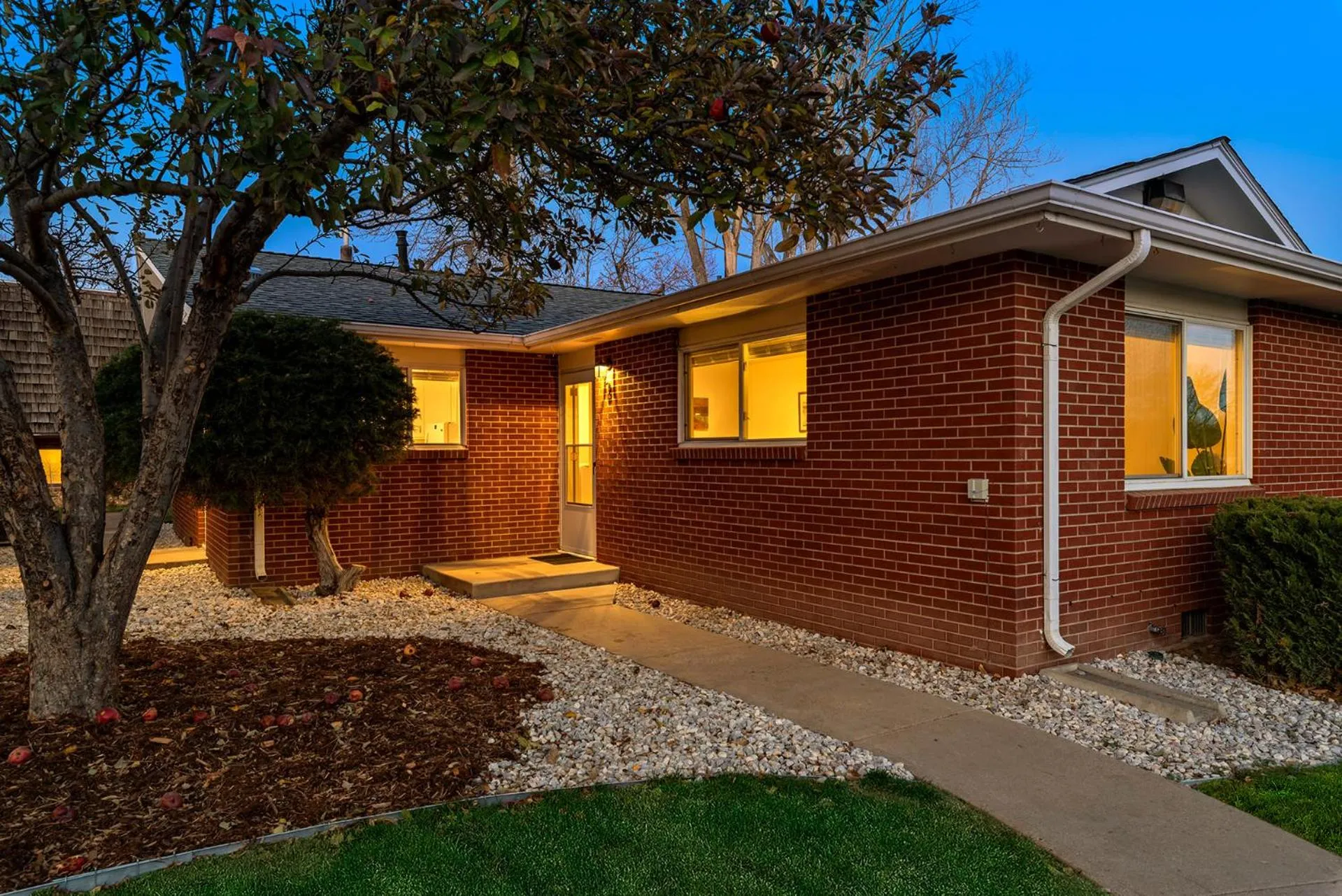 Couples Getaway - Dog Friendly, Bike to Old Town!