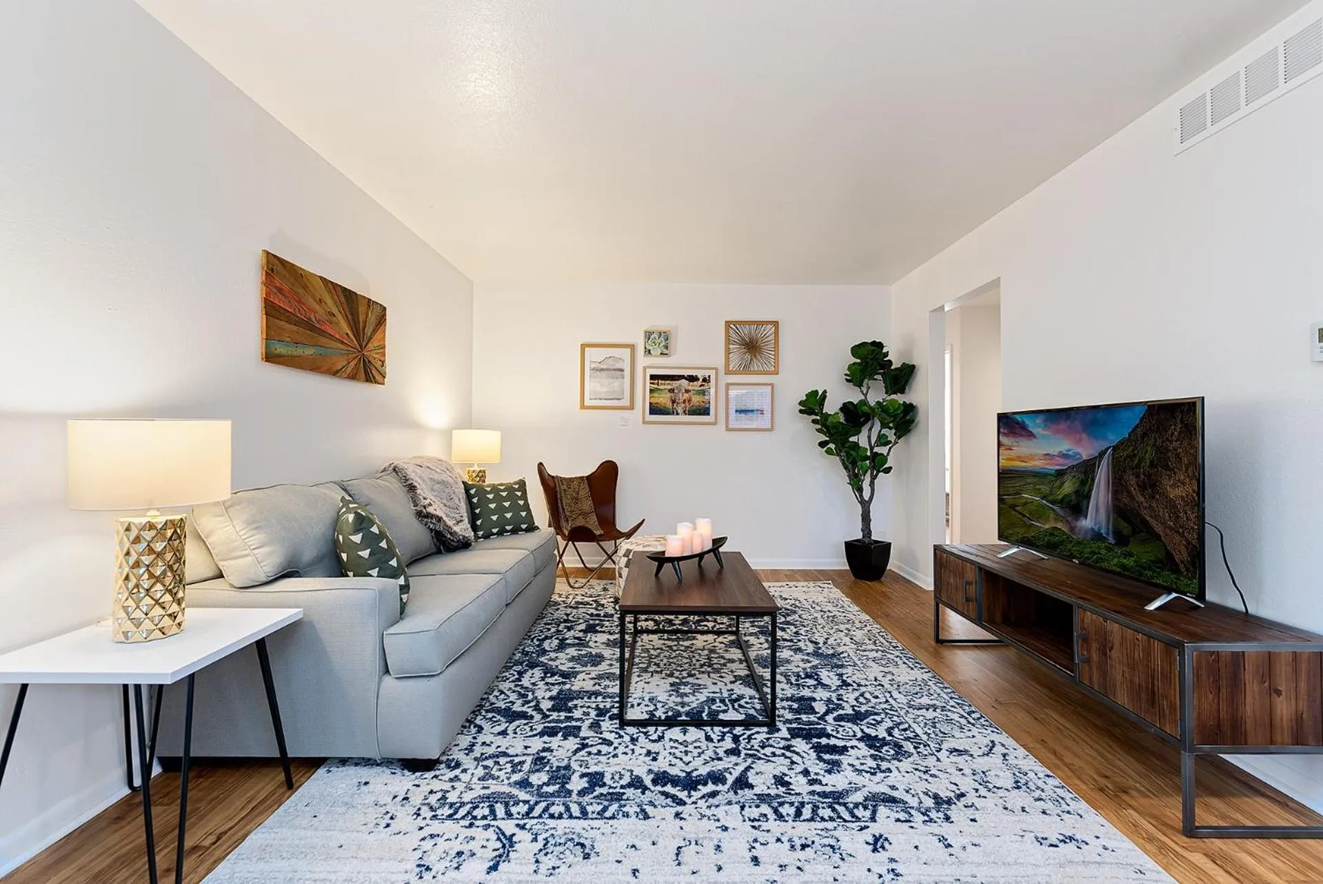 Couples Getaway - Dog Friendly, Bike to Old Town!