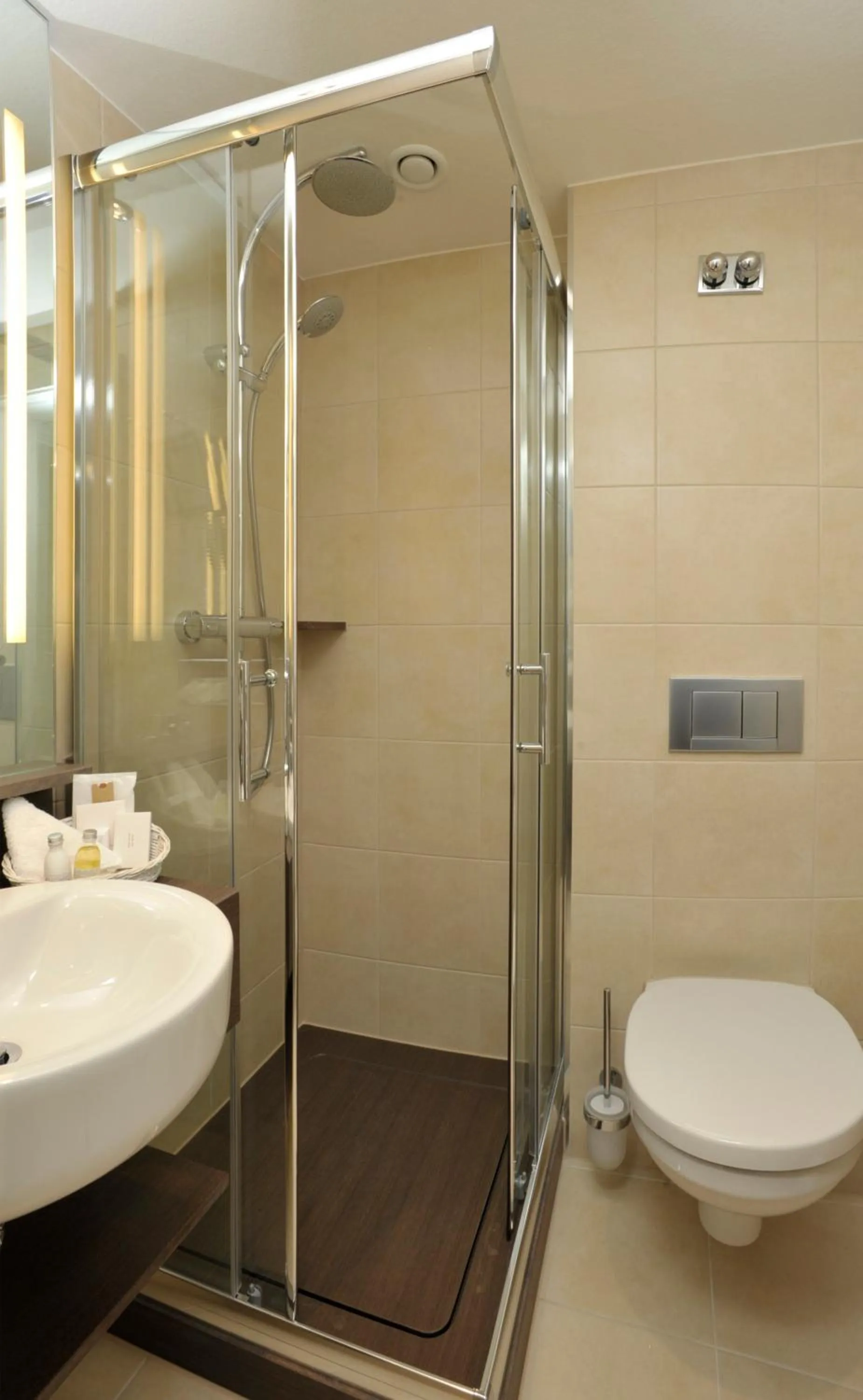 Shower in Hotel Goldener Knopf