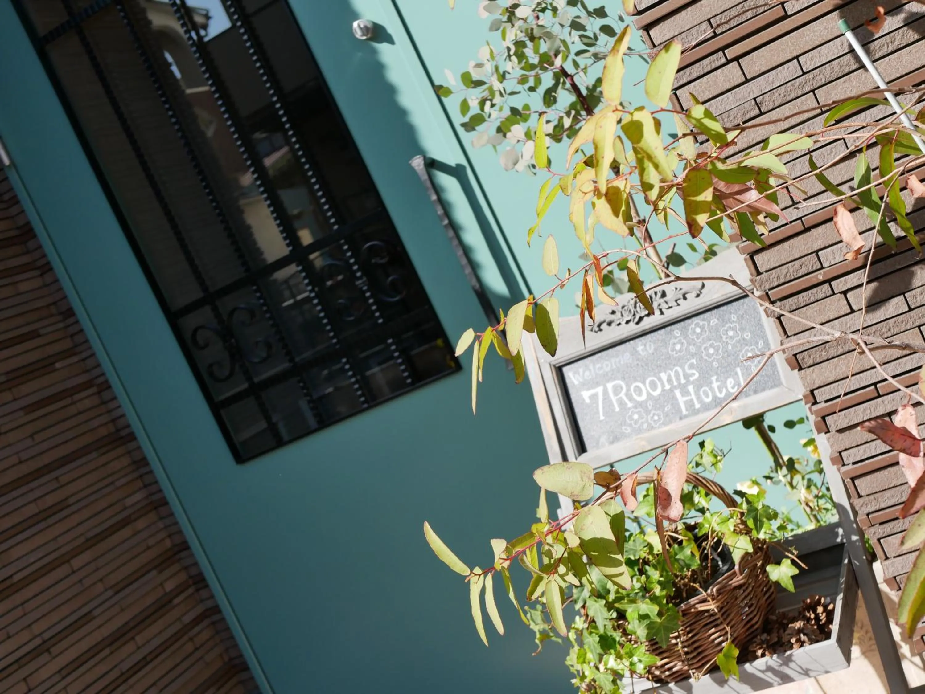 Property building in 7 Rooms Hotel & Cafe - 30mins from Disneyland