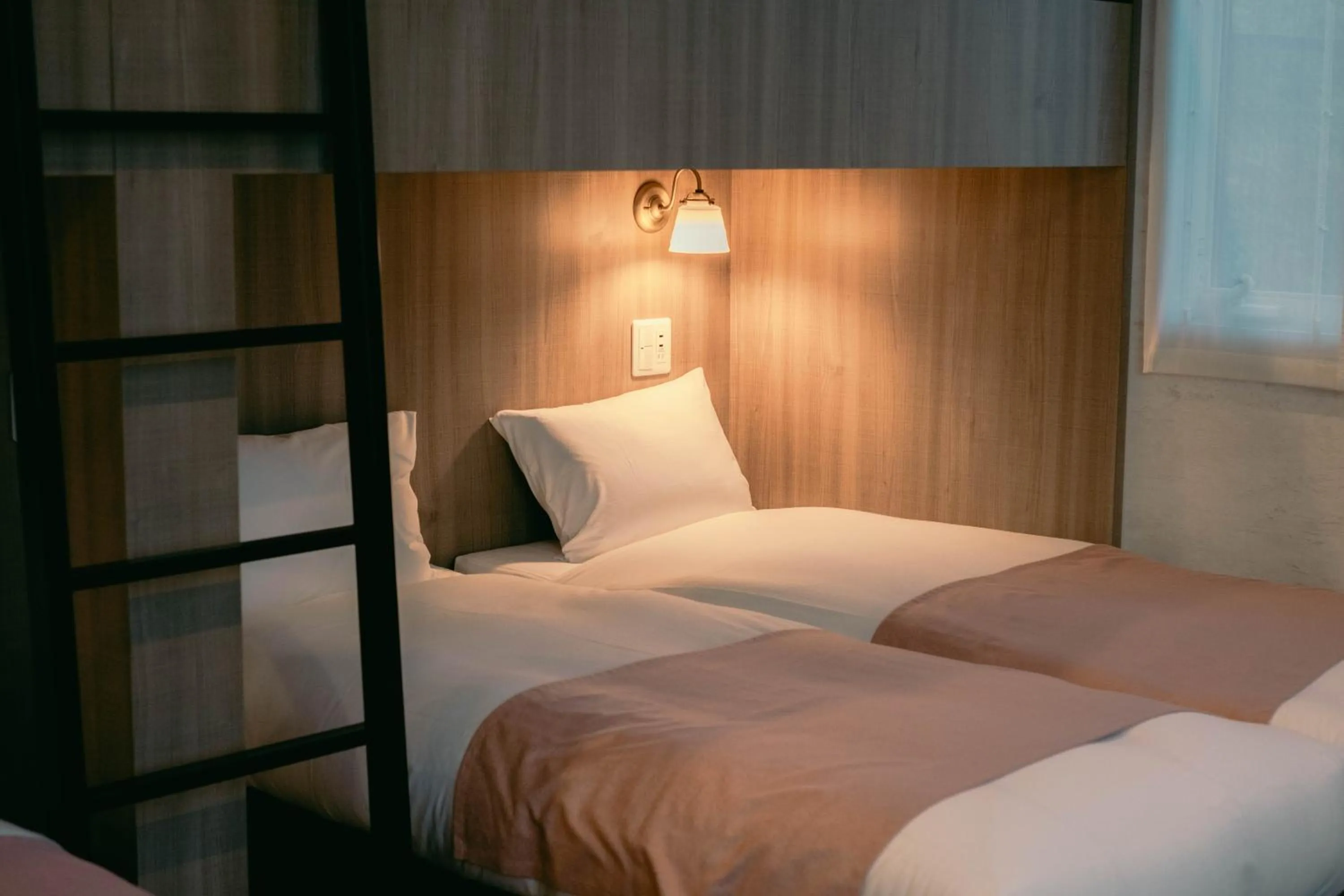 Bed in 7 Rooms Hotel & Cafe - 30mins from Disneyland