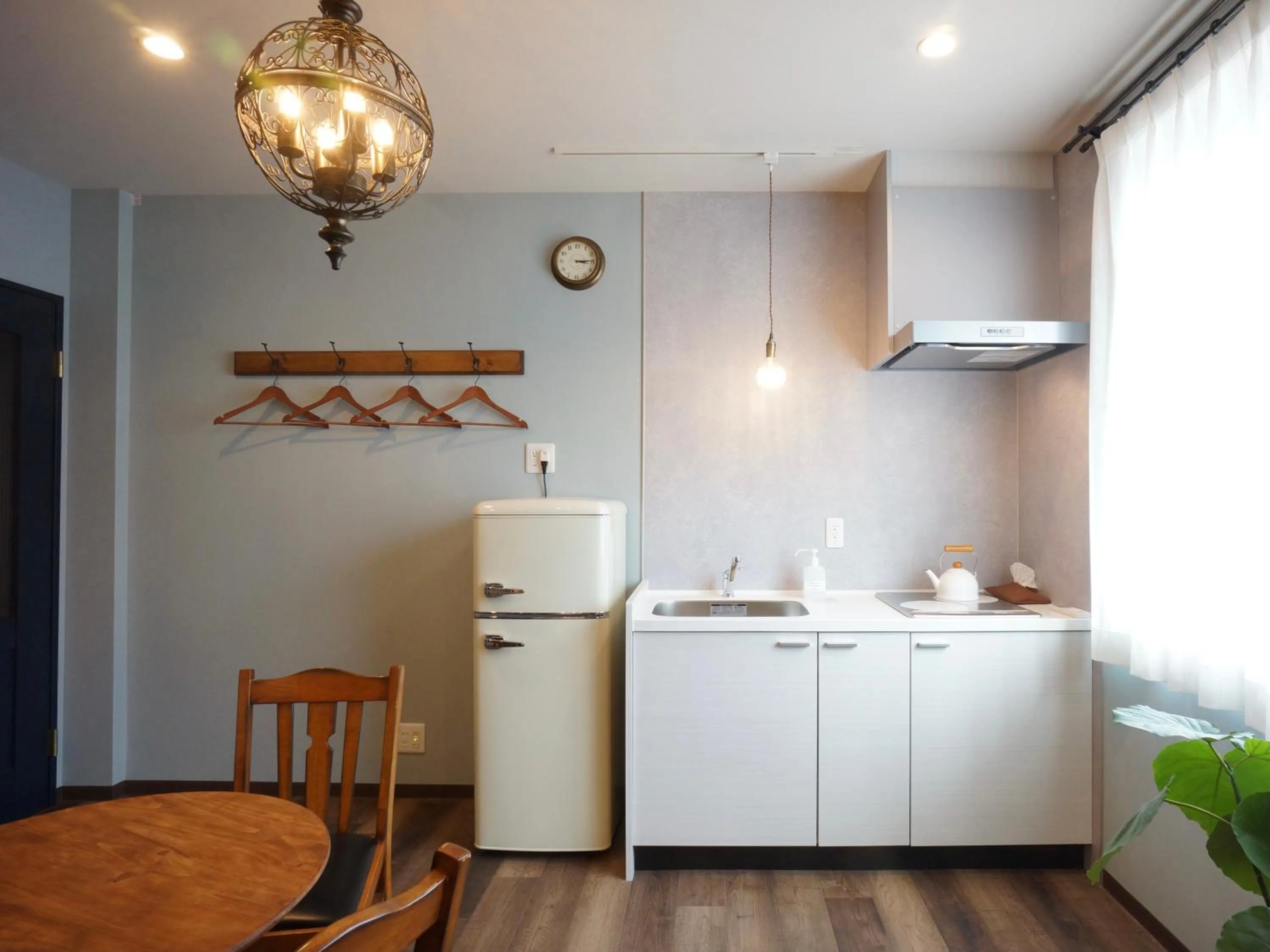 Kitchen or kitchenette in 7 Rooms Hotel & Cafe - 30mins from Disneyland