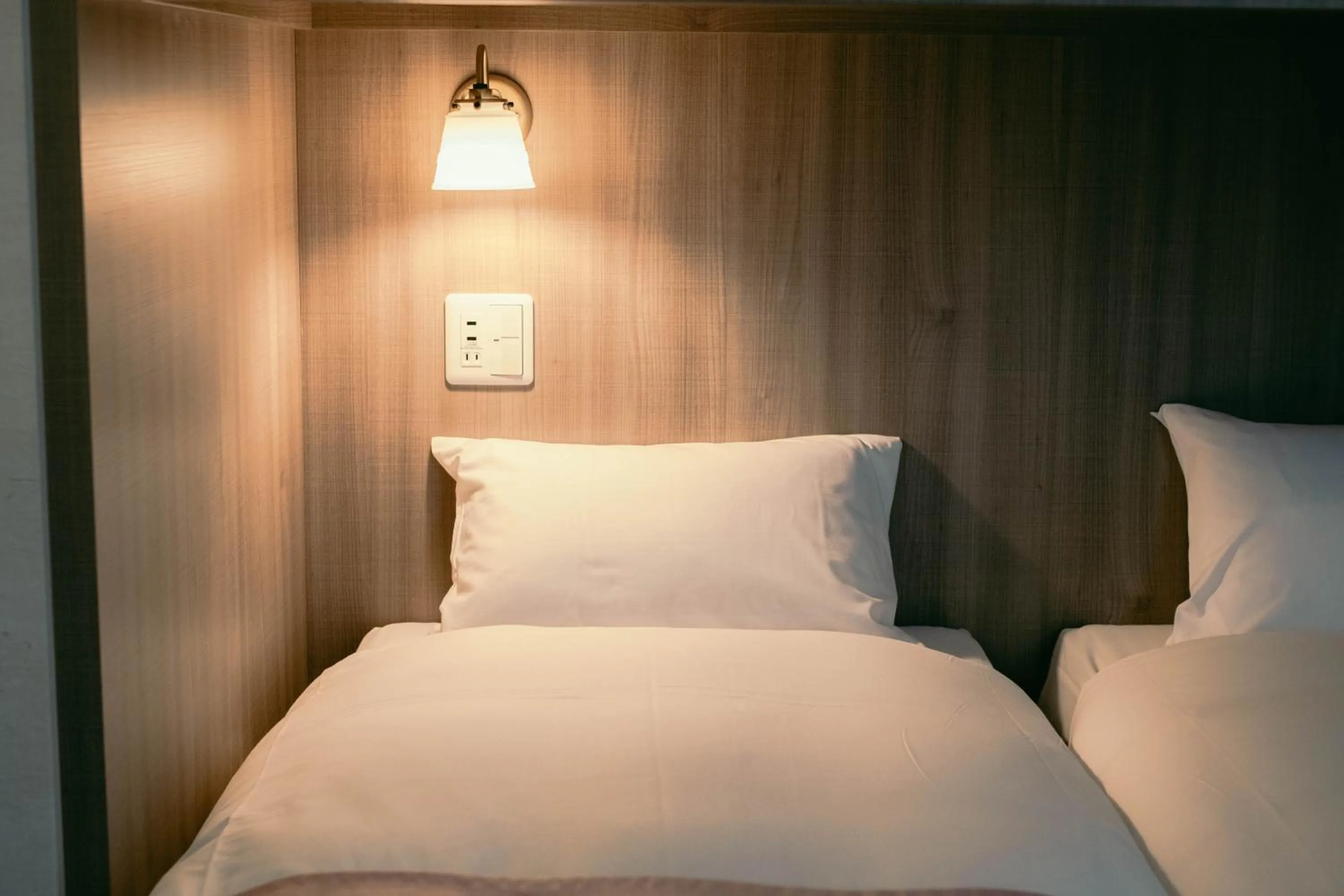 Bed in 7 Rooms Hotel & Cafe - 30mins from Disneyland