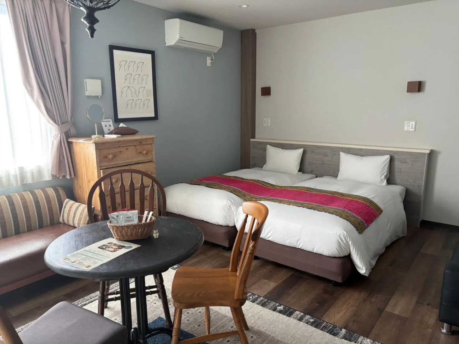Bed in 7 Rooms Hotel & Cafe - 30mins from Disneyland