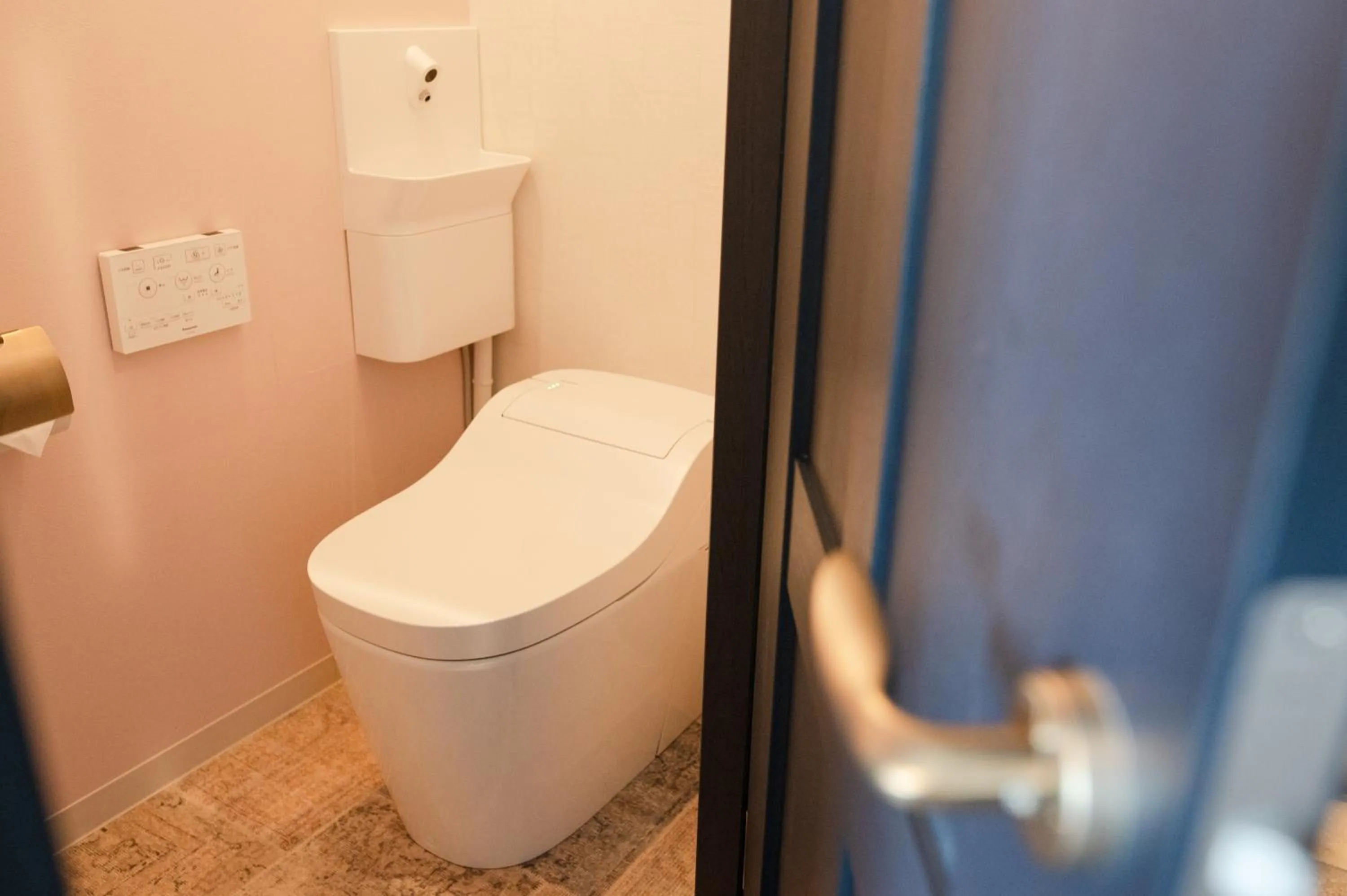 Toilet in 7 Rooms Hotel & Cafe - 30mins from Disneyland