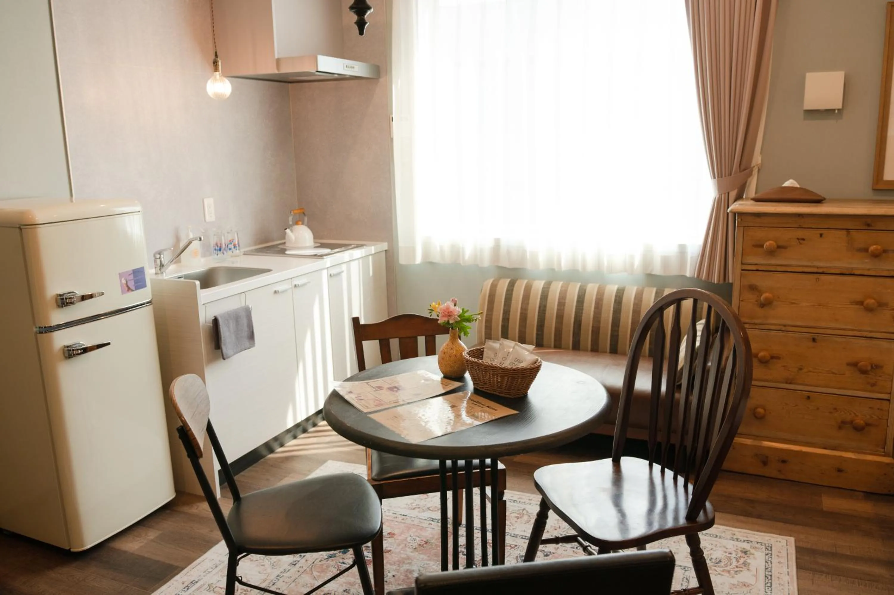 Kitchen or kitchenette in 7 Rooms Hotel & Cafe - 30mins from Disneyland