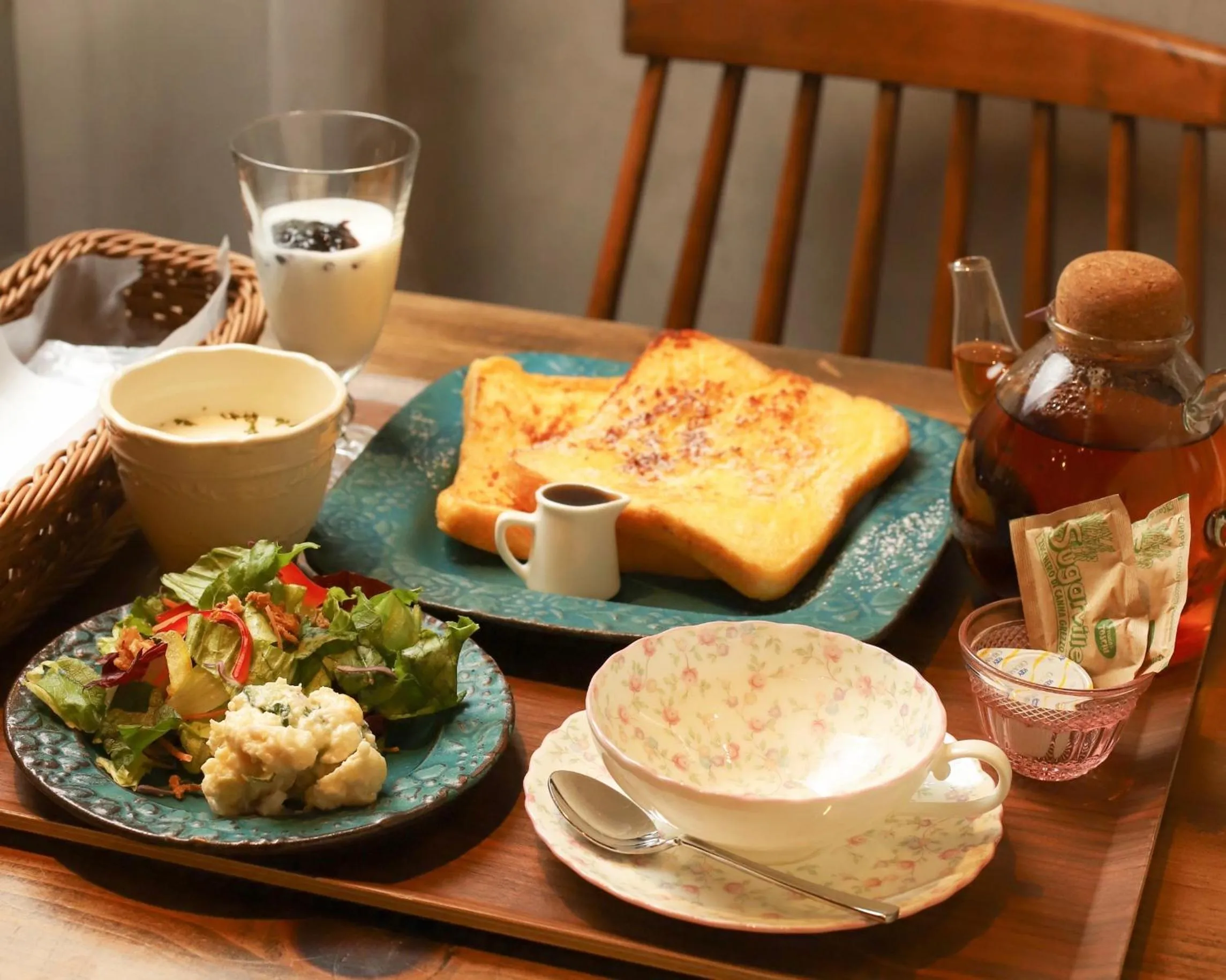 Breakfast in 7 Rooms Hotel & Cafe - 30mins from Disneyland