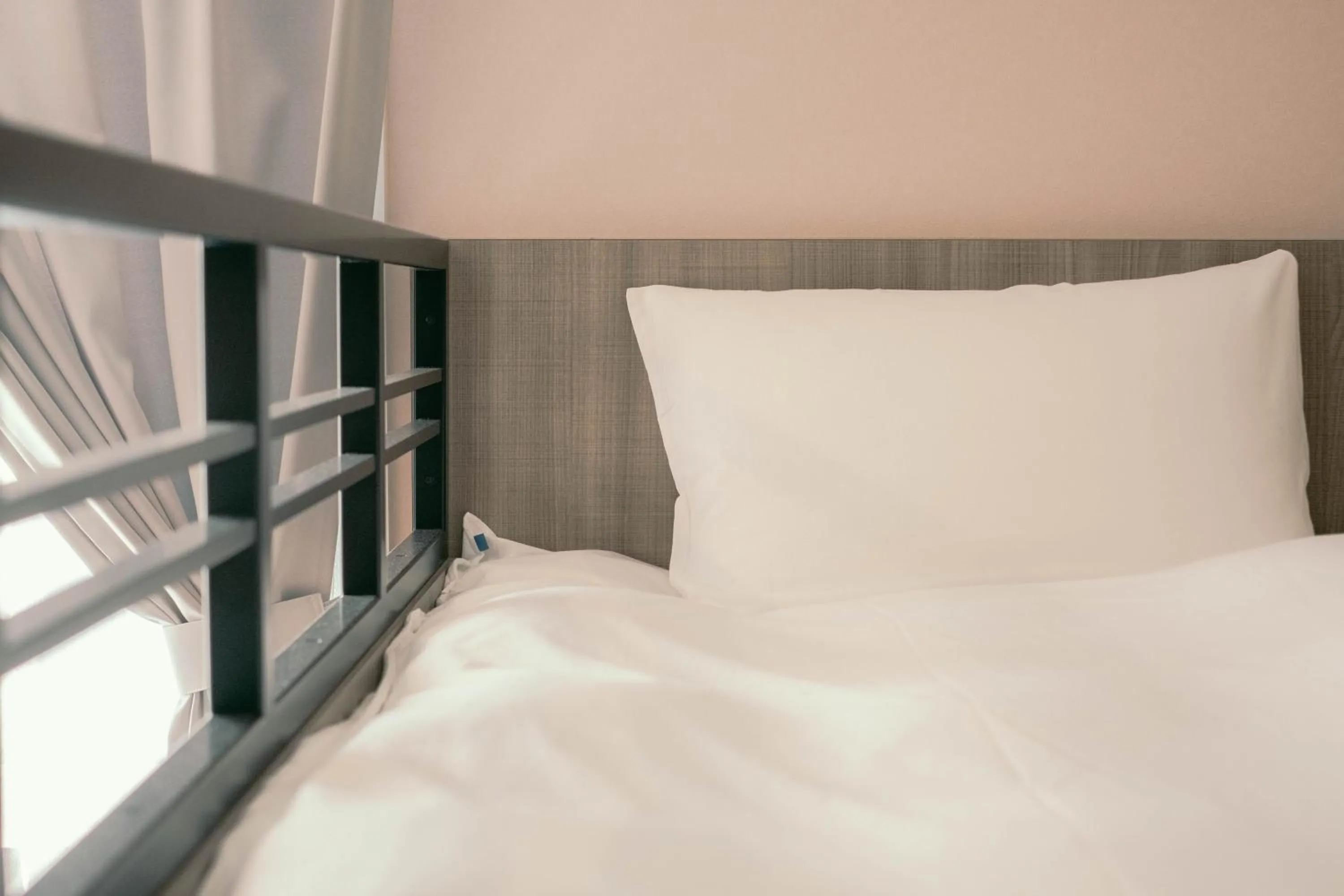 Bed in 7 Rooms Hotel & Cafe - 30mins from Disneyland