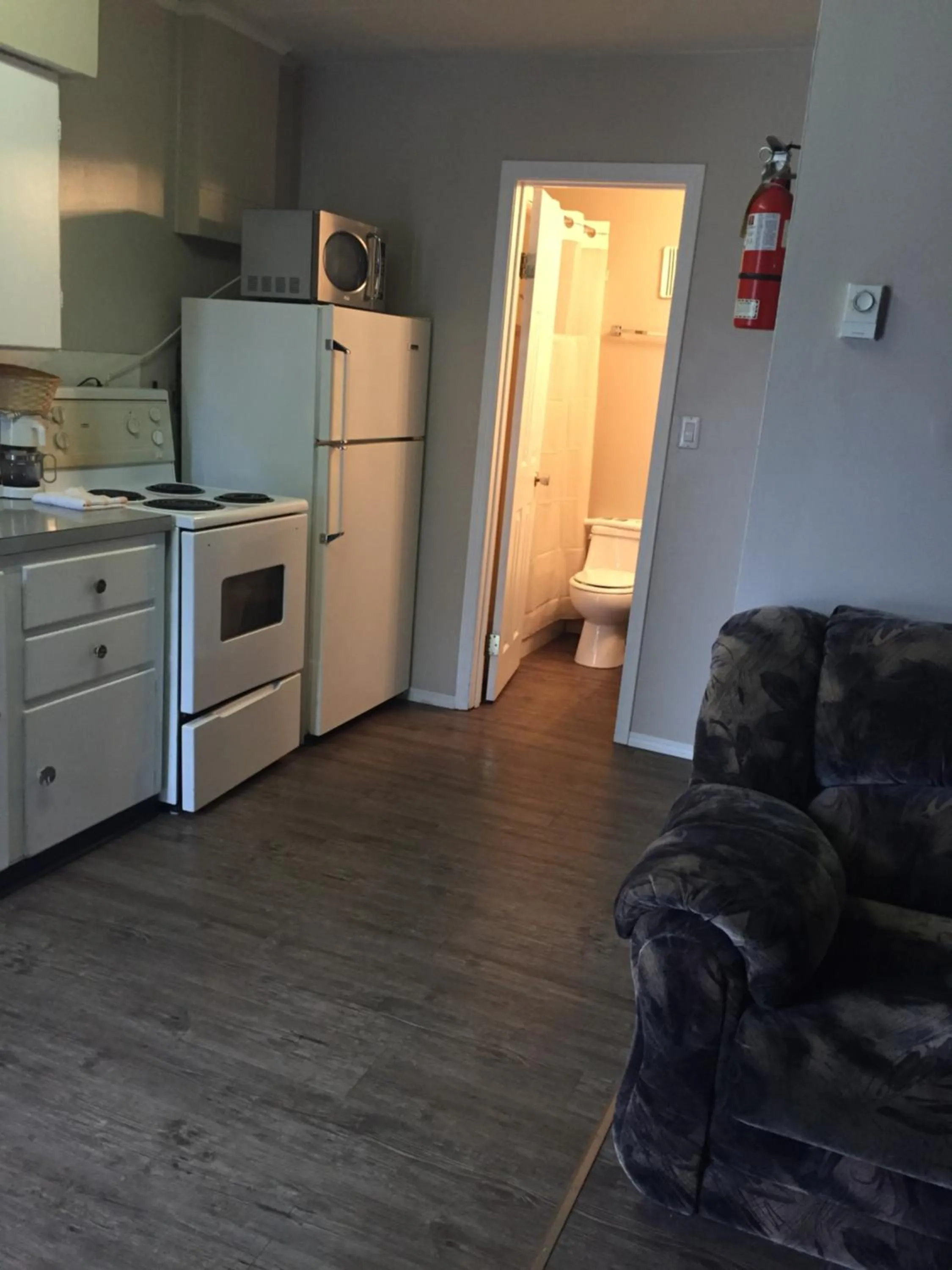 Kitchen or kitchenette in Ranchland Villa Motel