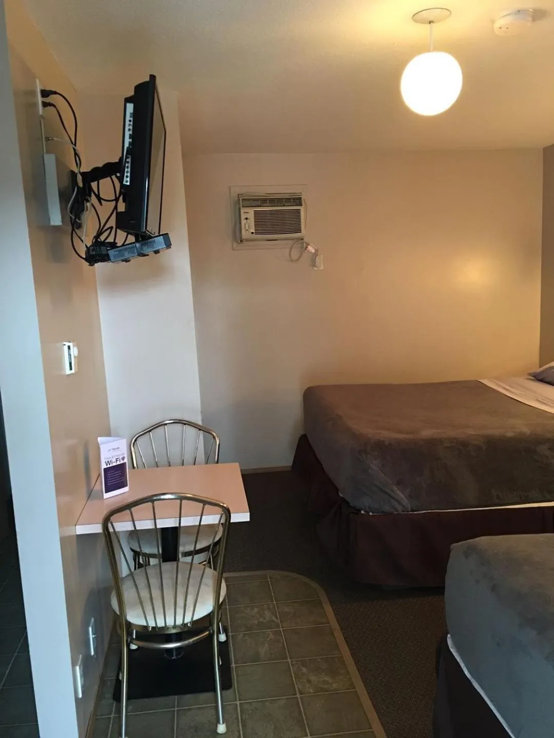 TV and multimedia, Bed in Ranchland Villa Motel