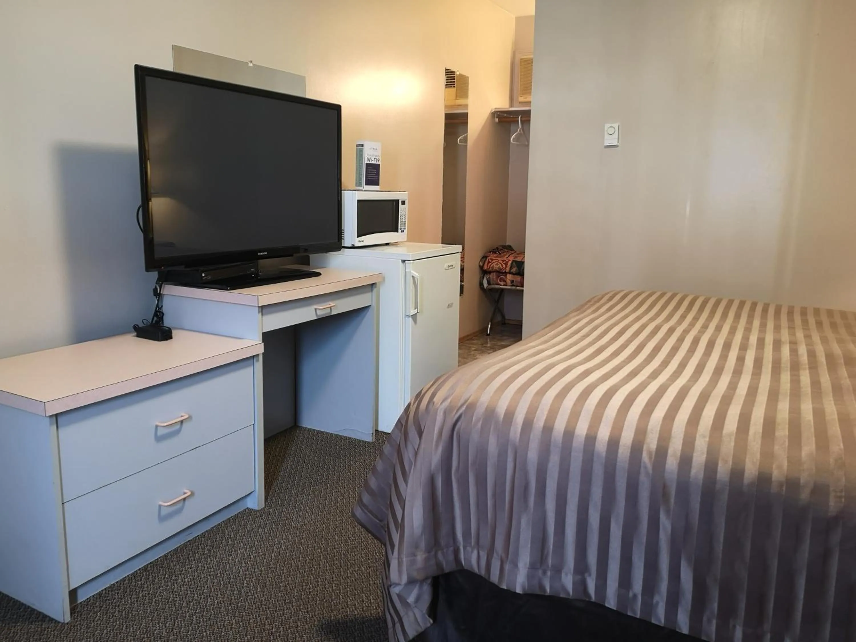 Kitchen or kitchenette, Bed in Ranchland Villa Motel