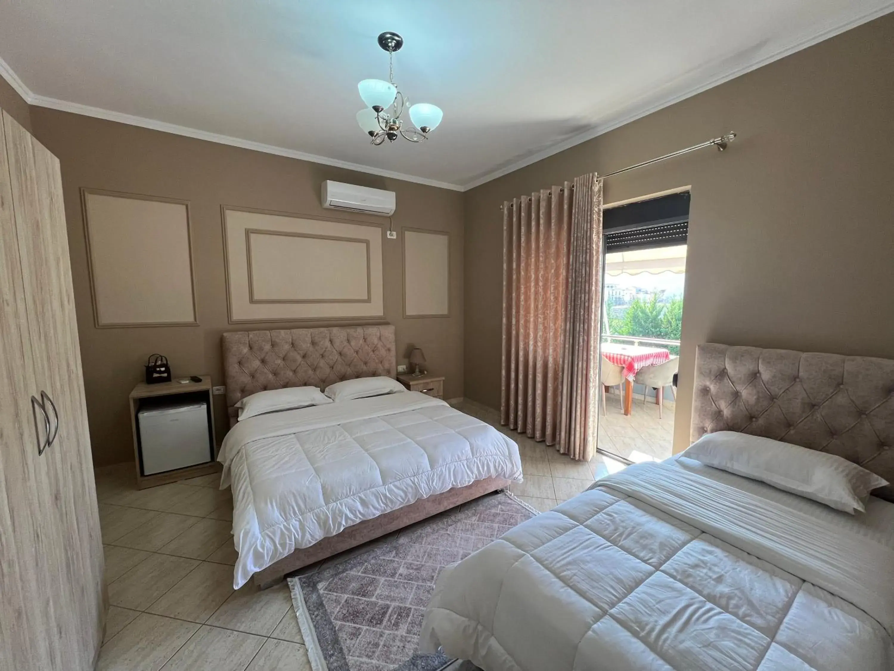 Triple Room with Balcony - single occupancy in Hotel Vila Arbri Triple Room with Balcony - single occupancy in Hotel Vila Arbri