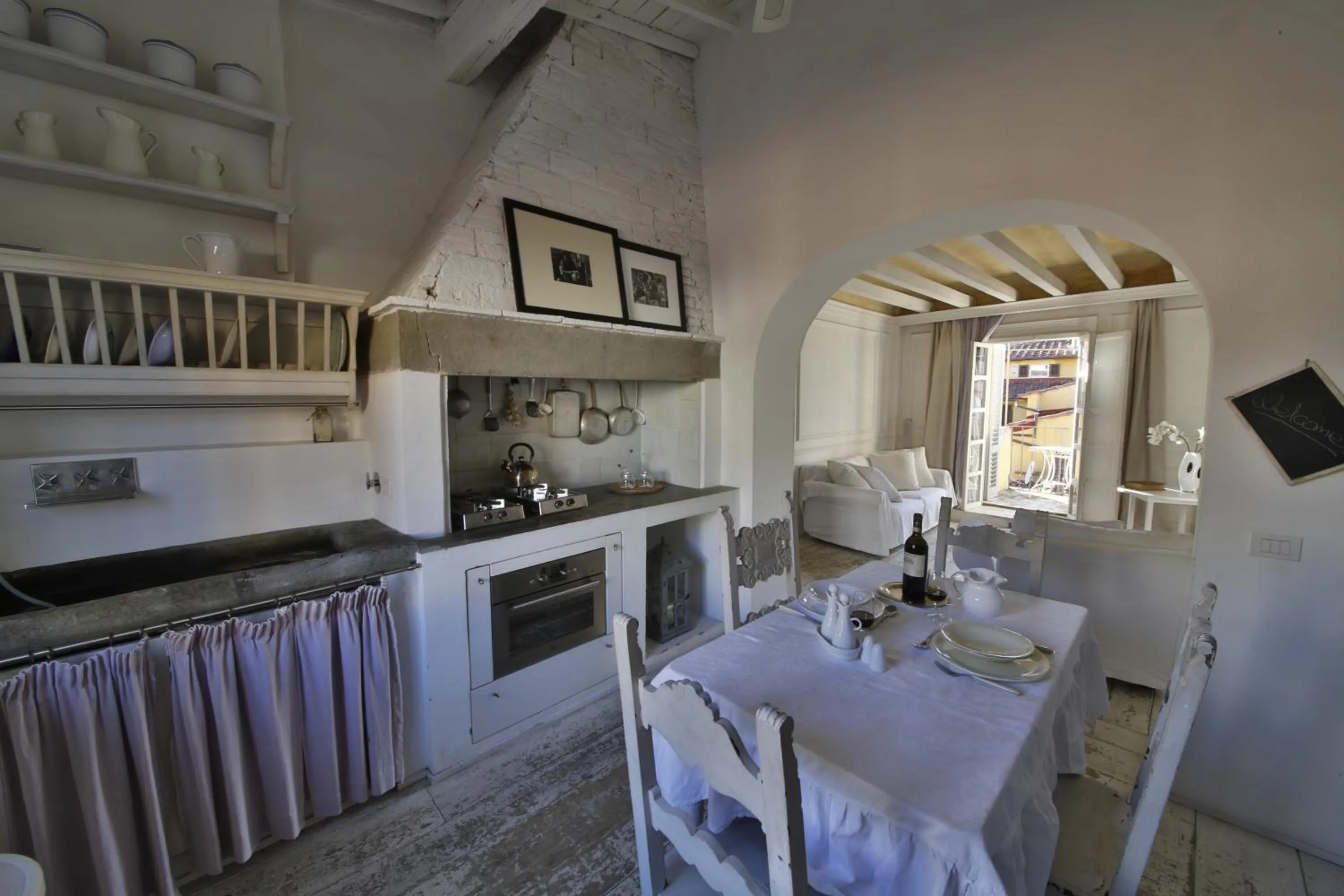 Kitchen or kitchenette in White Home by Mmega