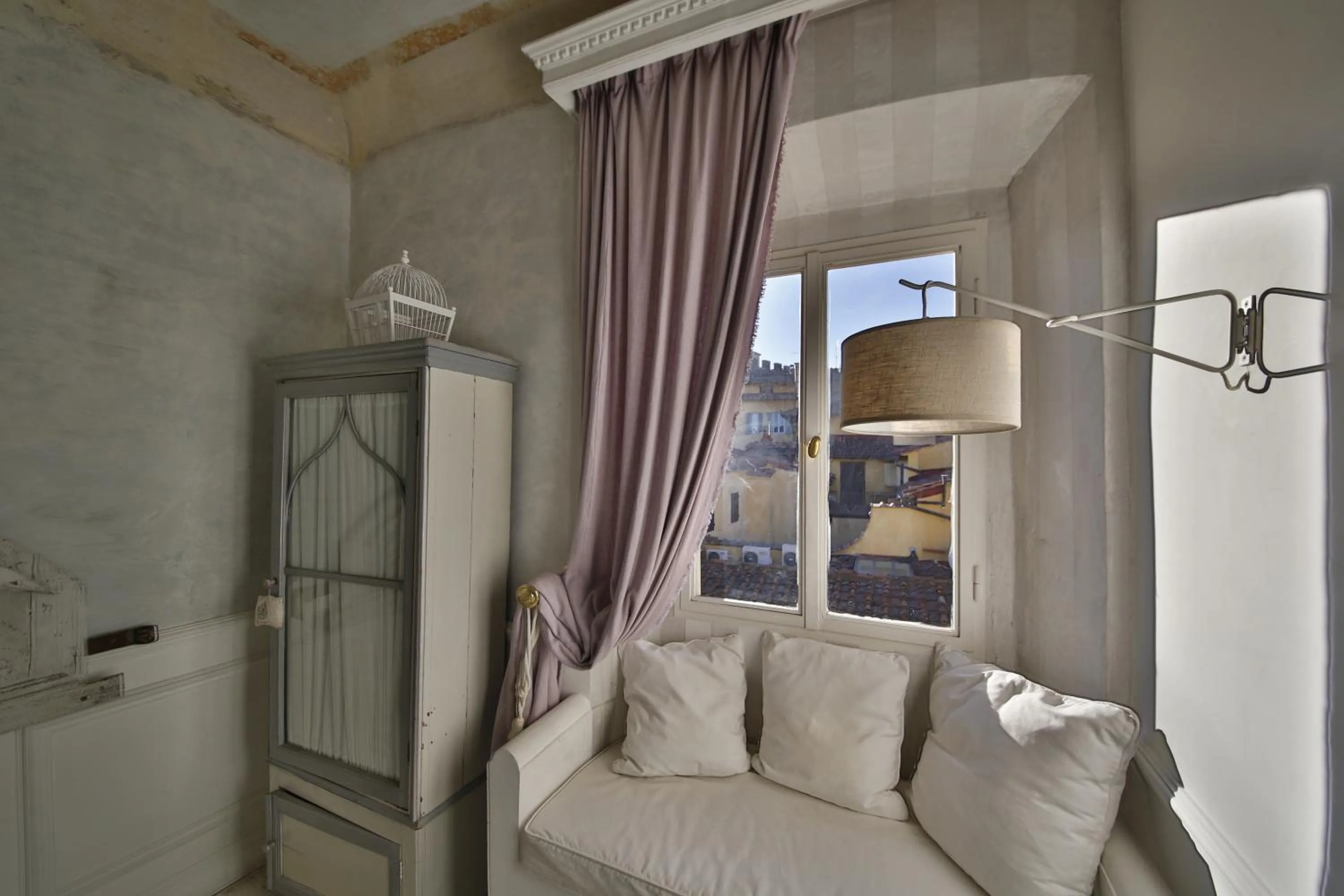 Living room in White Home by Mmega