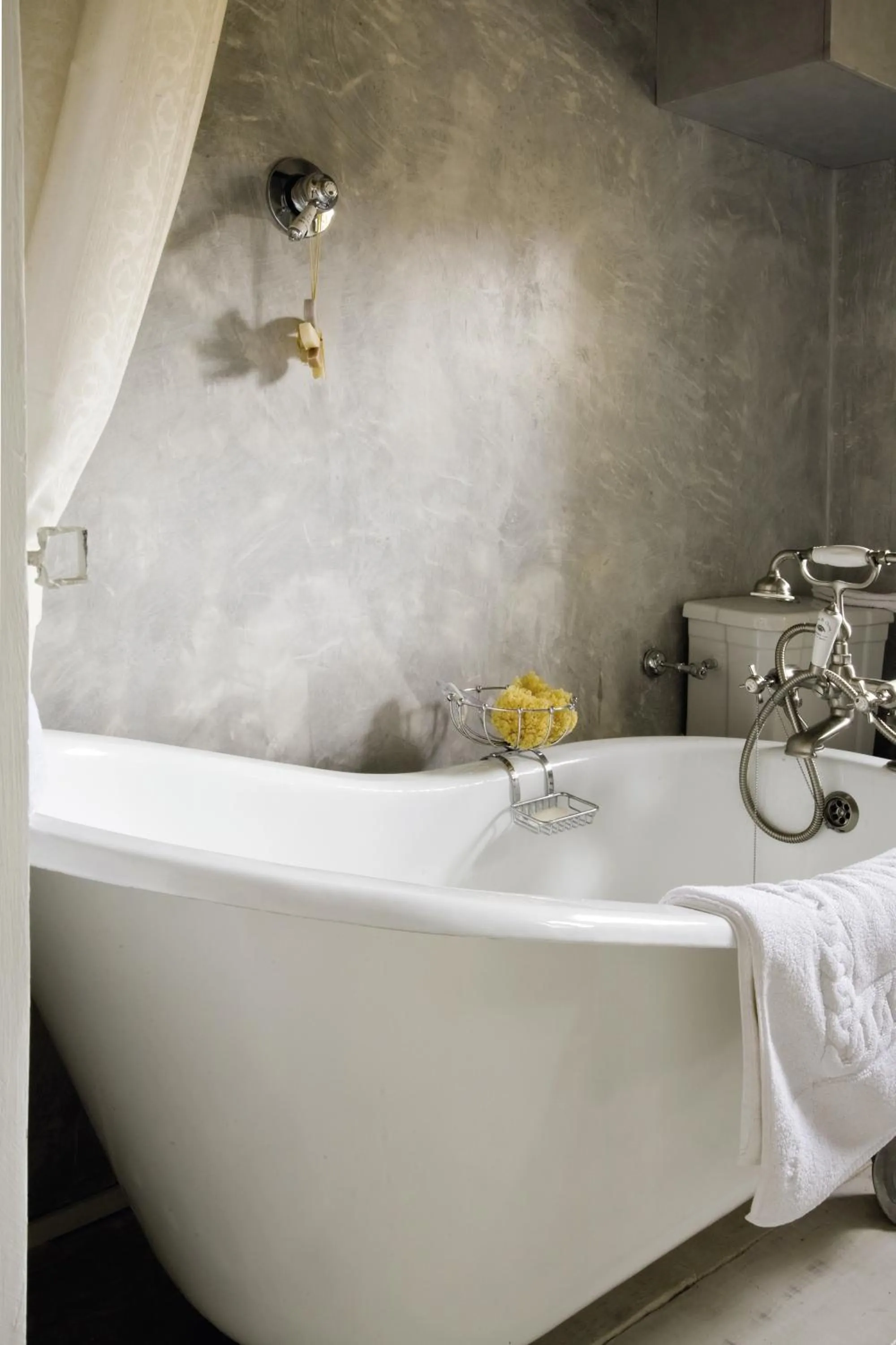 Bathroom in White Home by Mmega