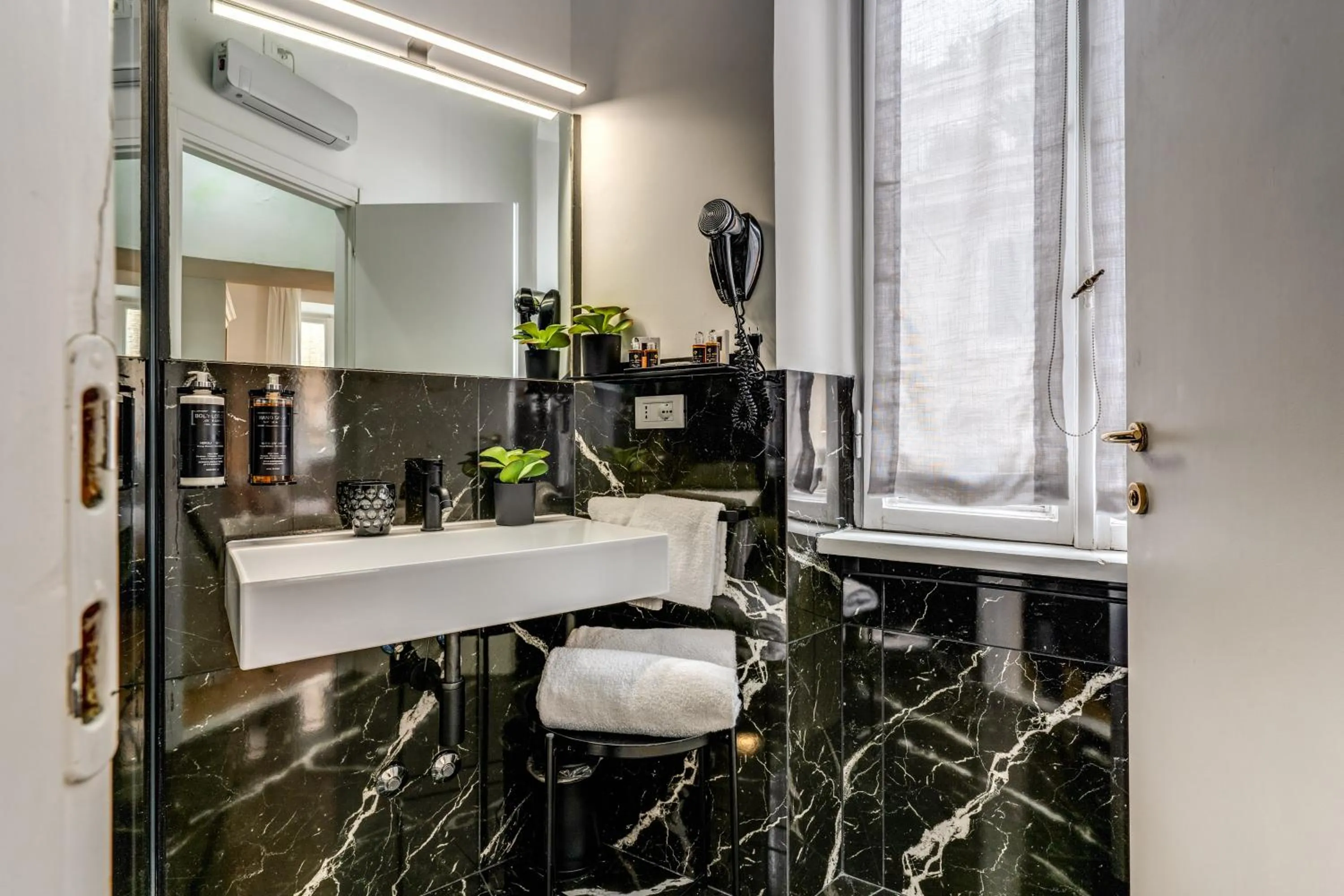 hair dresser in Baboon Room