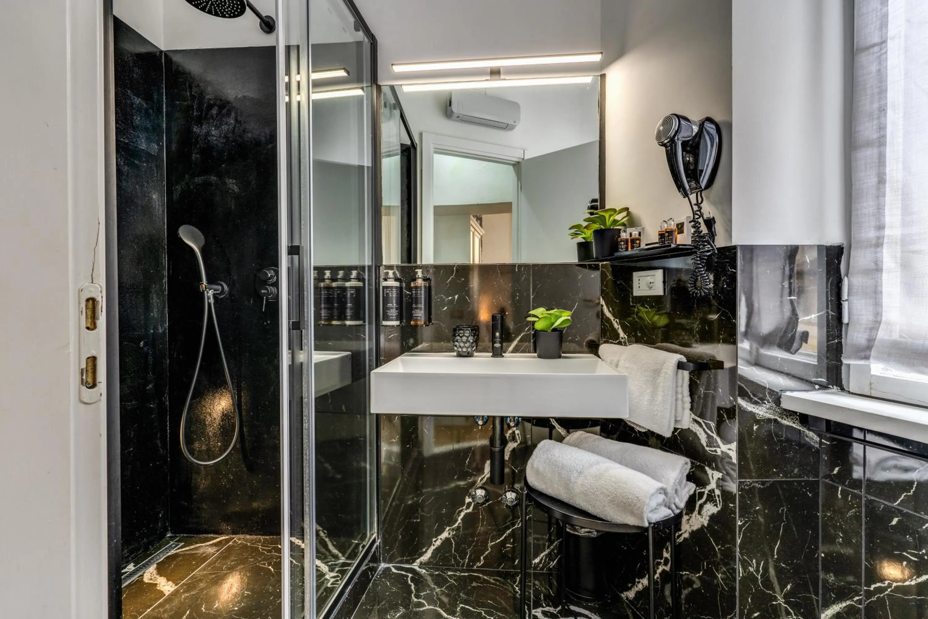 Bathroom in Baboon Room