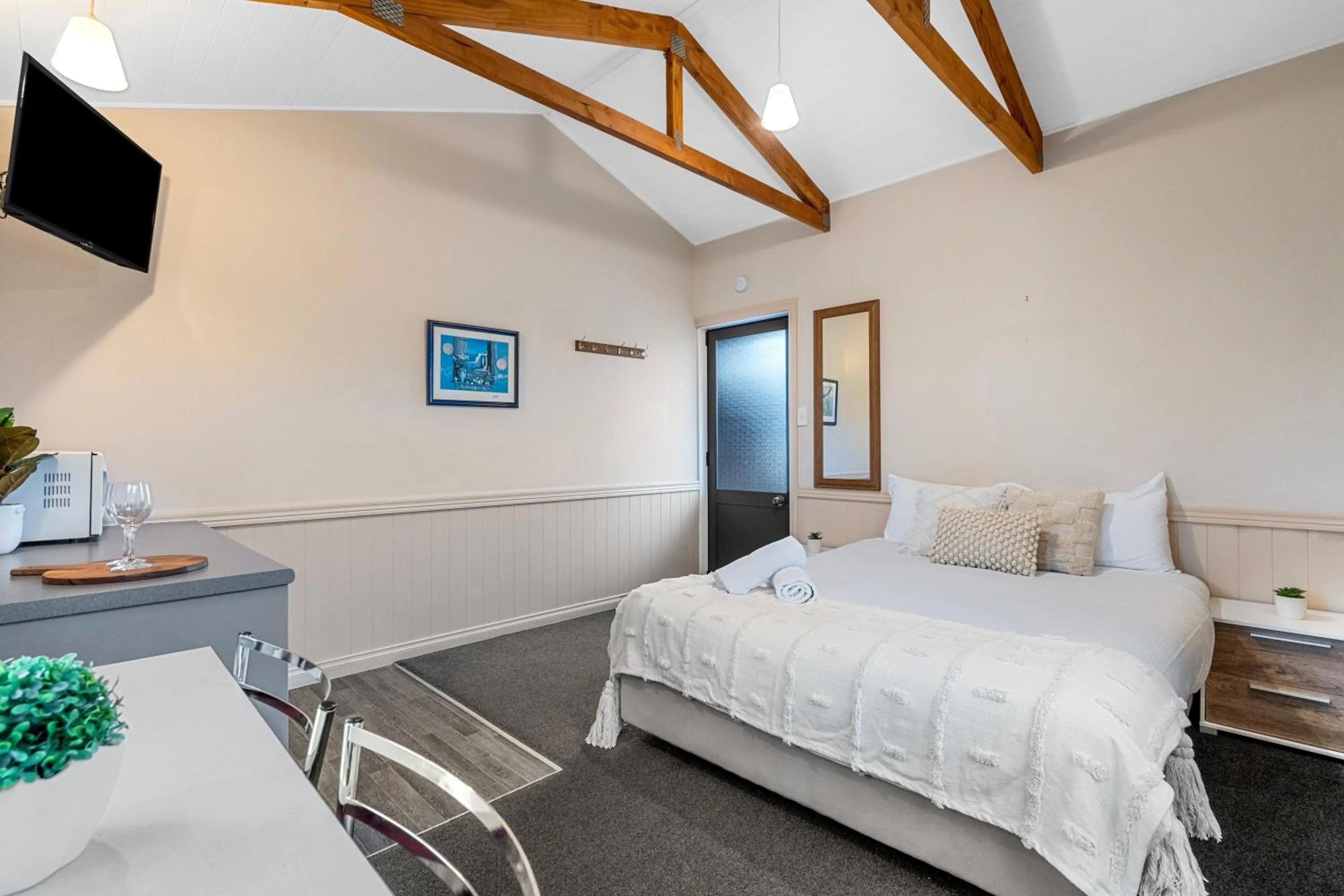 Bedroom, Bed in Tasman Holiday Parks - Te Anau