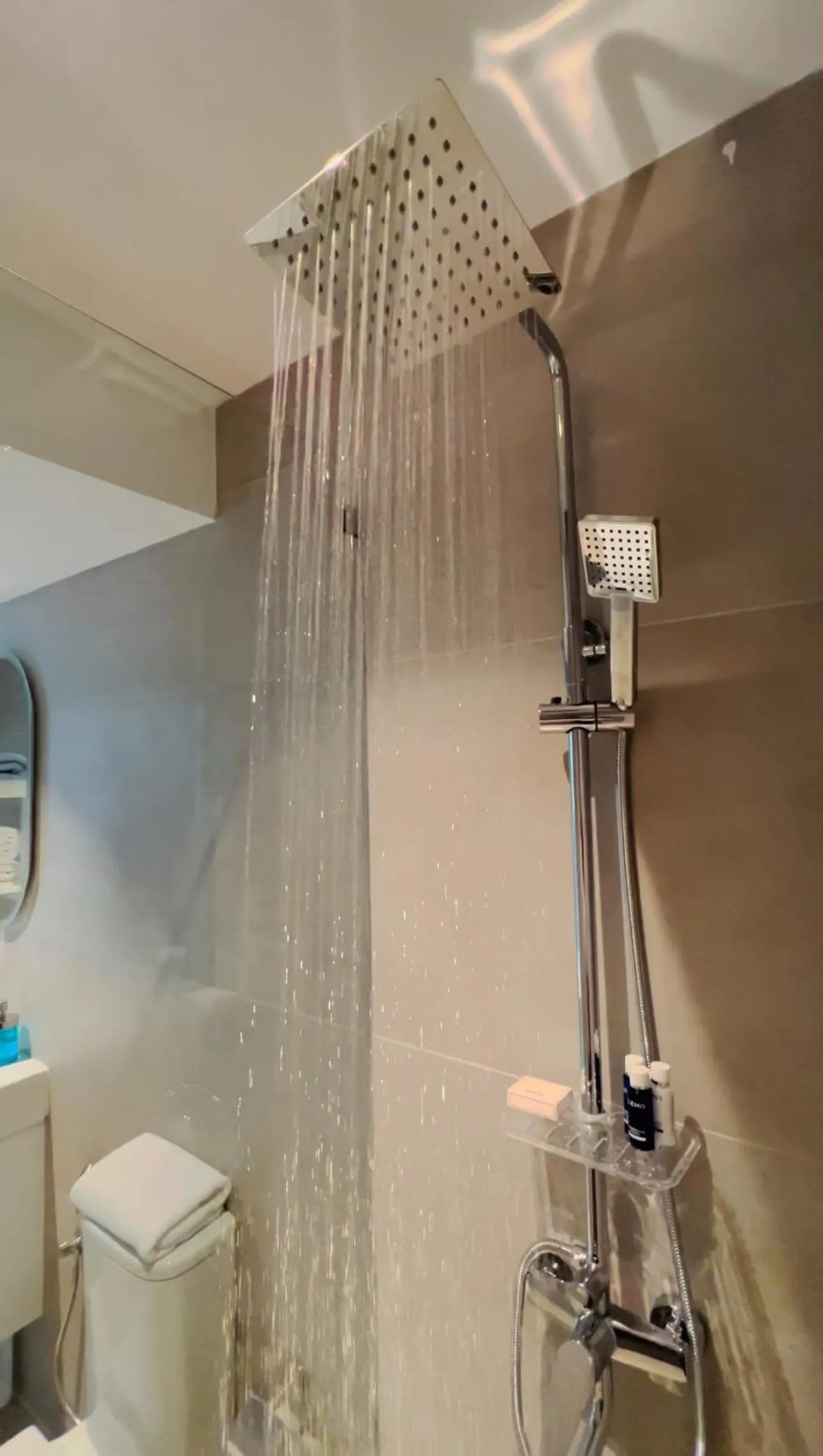 Shower in Jaw Resort & Spa