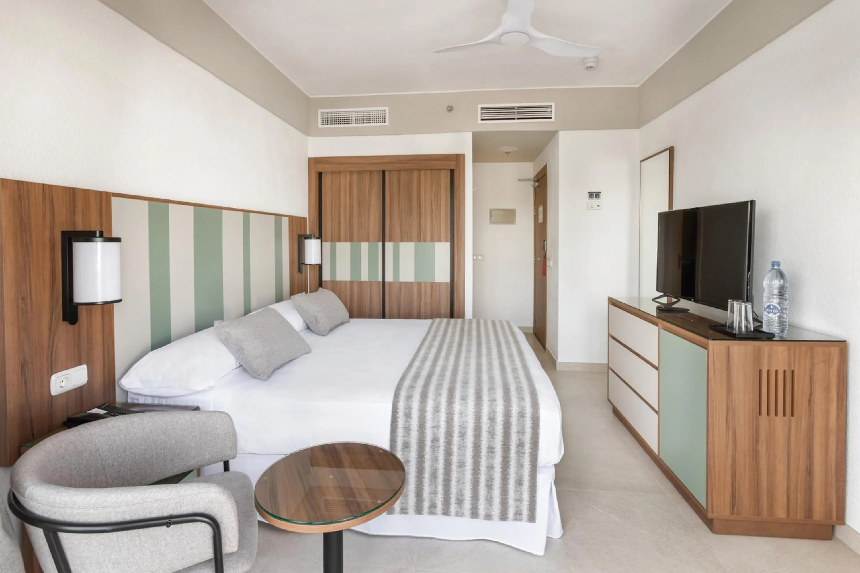 TV and multimedia, Bed in Hotel Riu Paraiso Lanzarote - All Inclusive