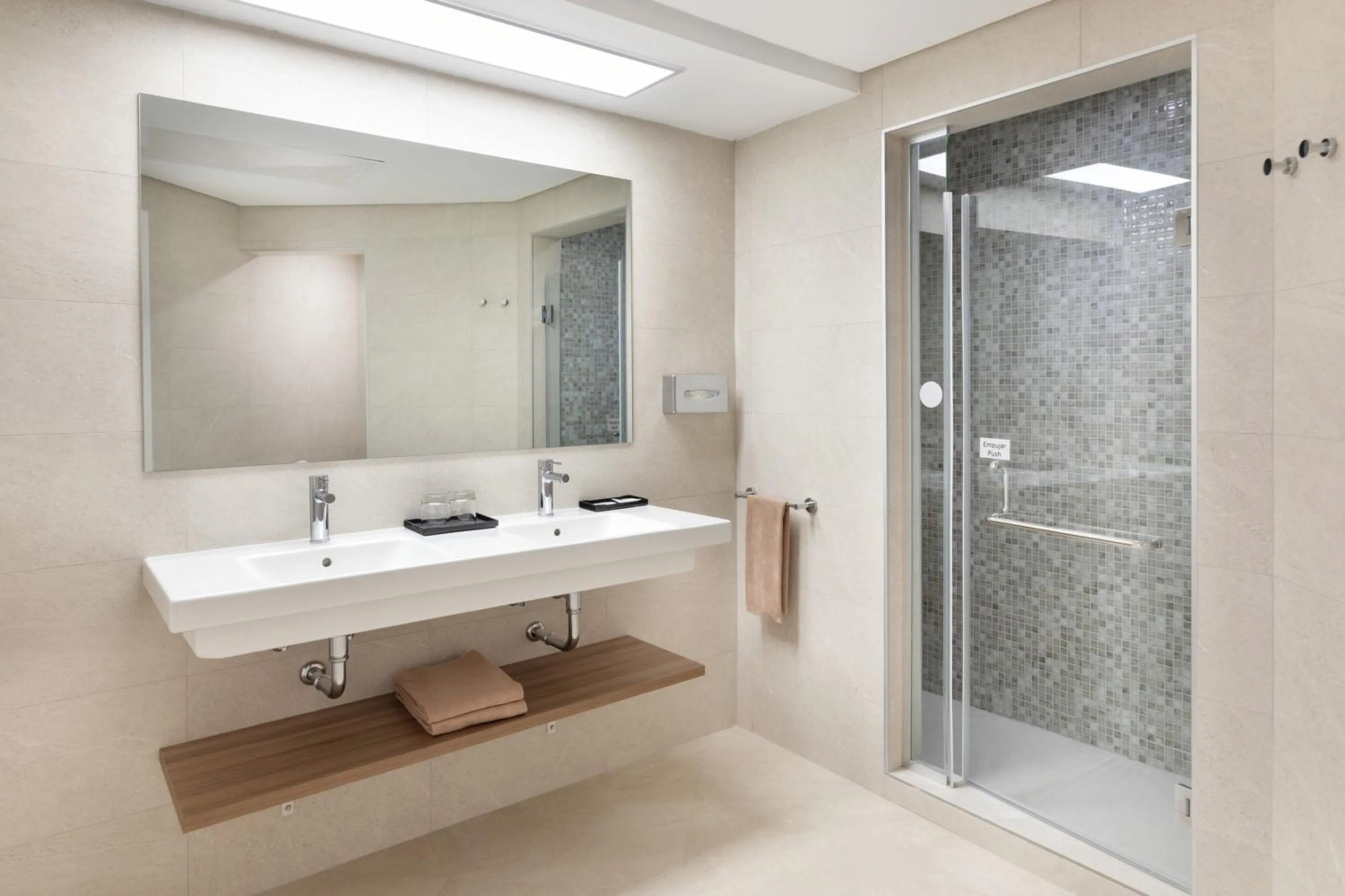 Shower in Hotel Riu Paraiso Lanzarote - All Inclusive