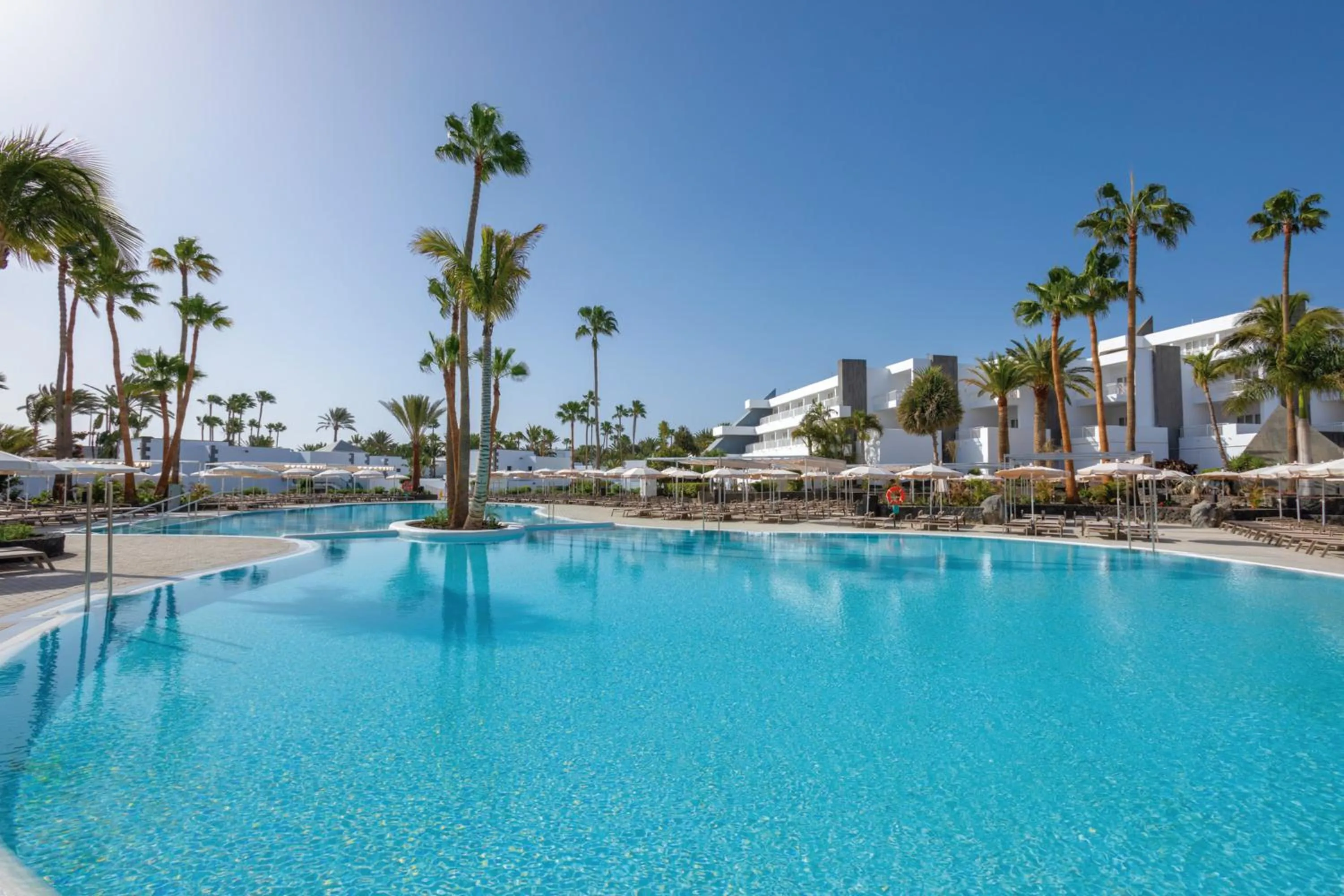 Swimming pool in Hotel Riu Paraiso Lanzarote - All Inclusive