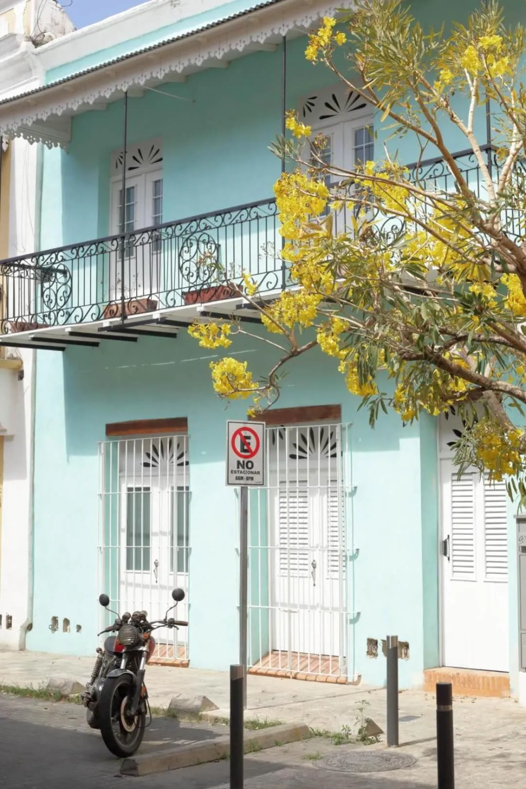 Property building in FIXIE LOFTS - Colonial Villa Suites with Pool