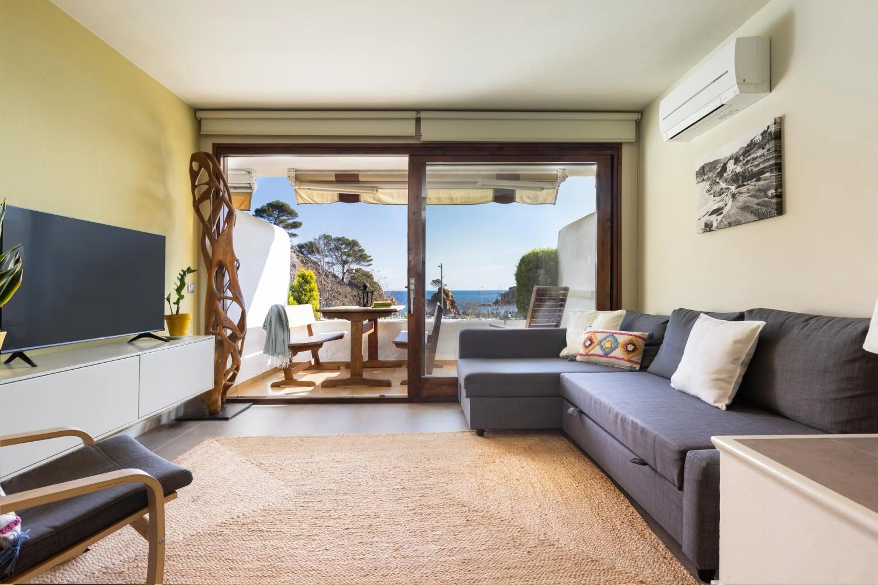 Lets Holidays garden house in front of the beach