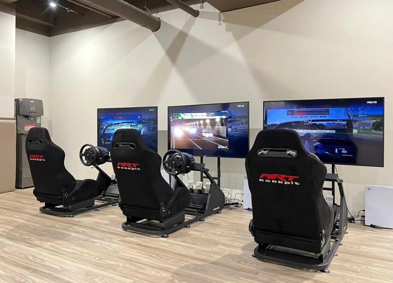 Evening entertainment in Crownshine Resort