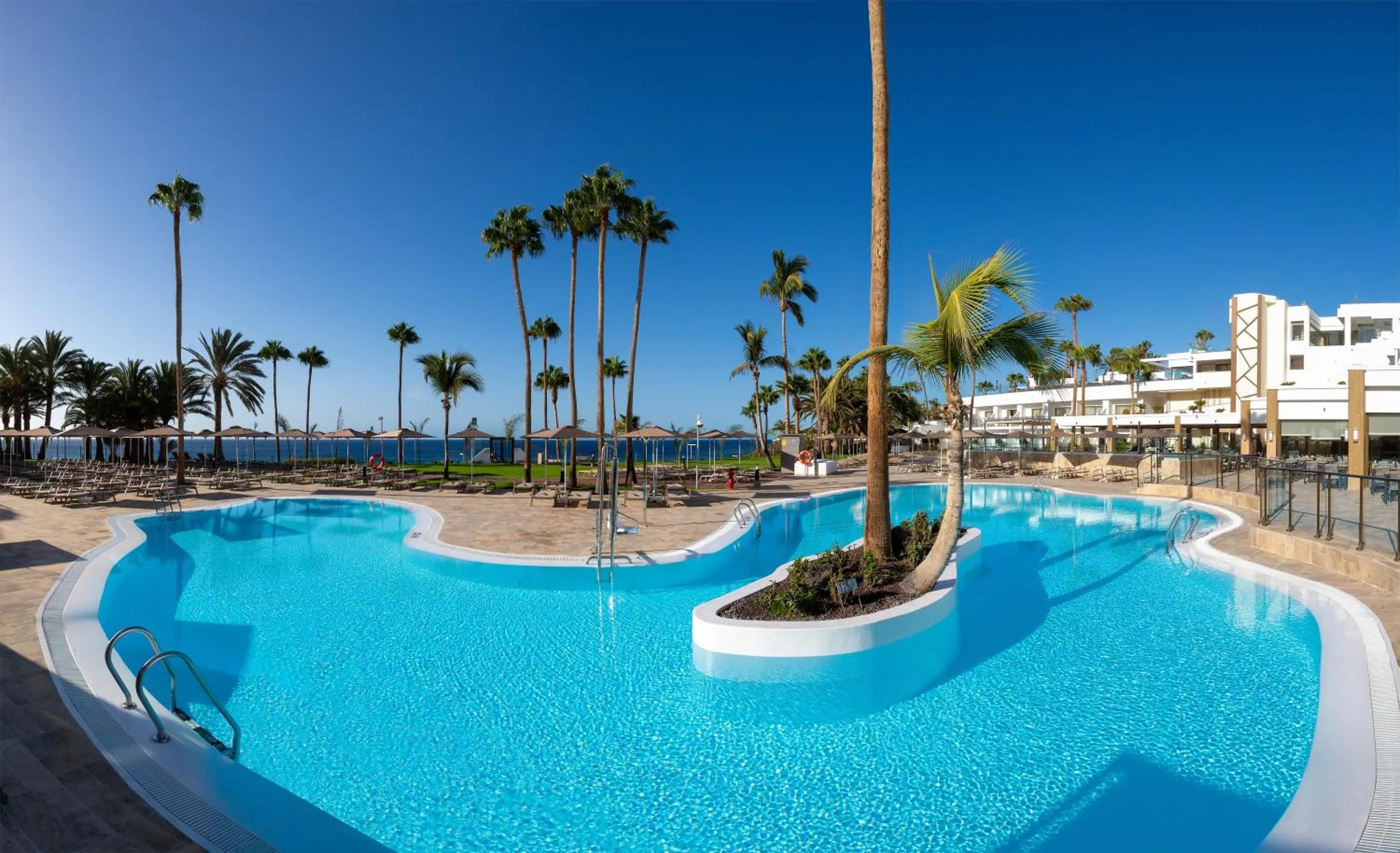 Swimming pool in Hotel Riu Palace Calypso - Adults Only