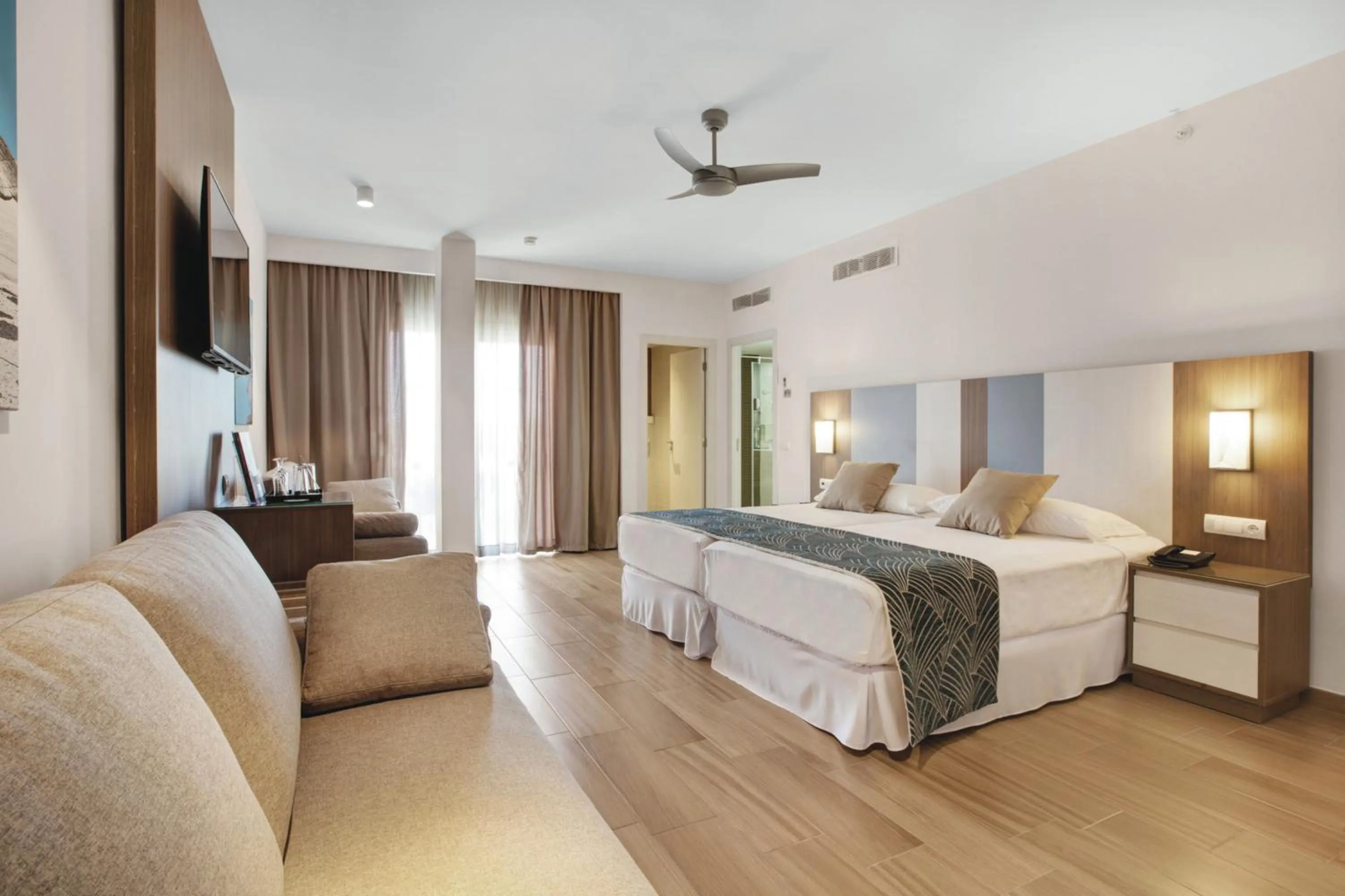 Photo of the whole room, Bed in Hotel Riu Festival