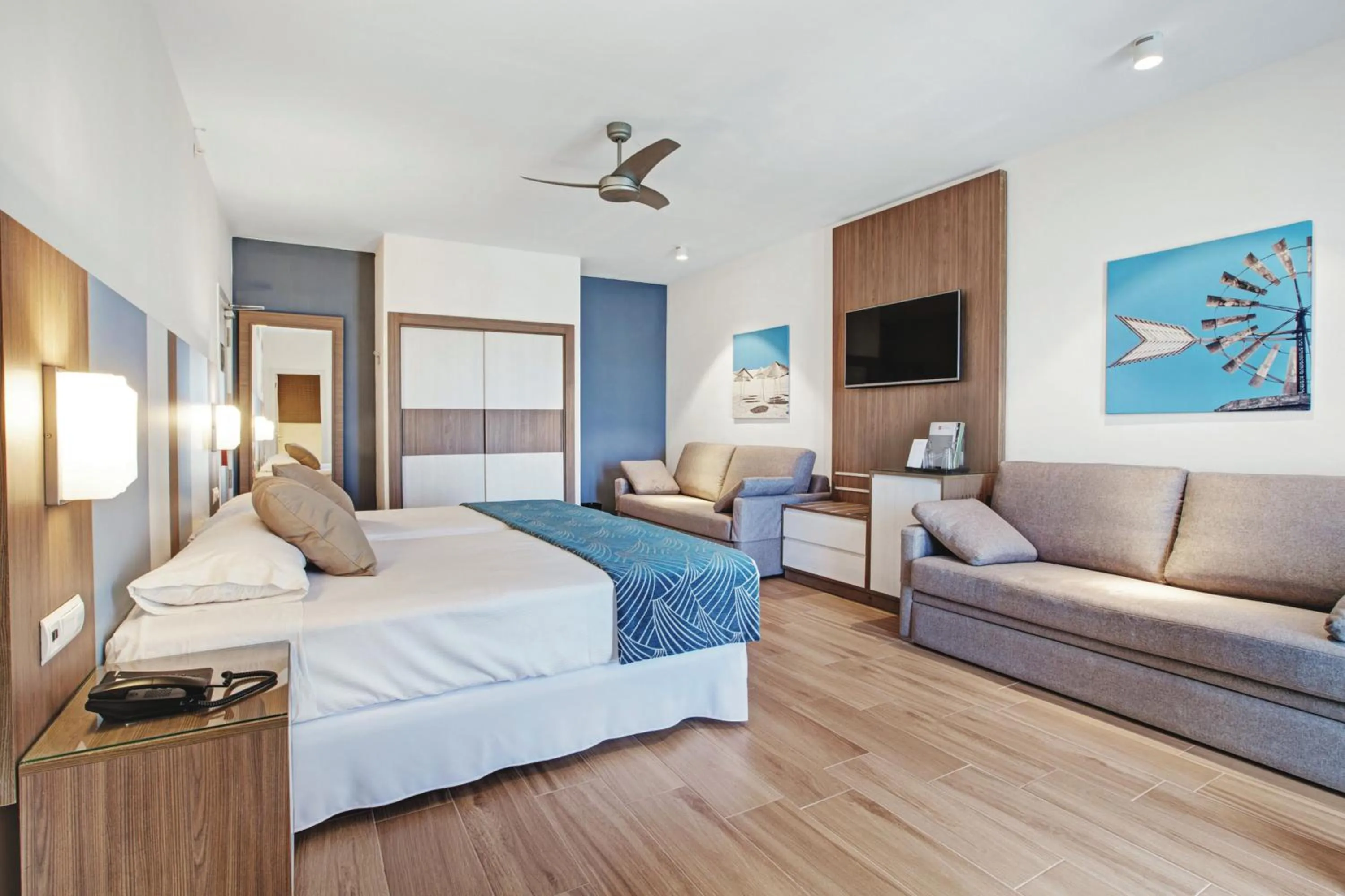 Photo of the whole room, Bed in Hotel Riu Festival