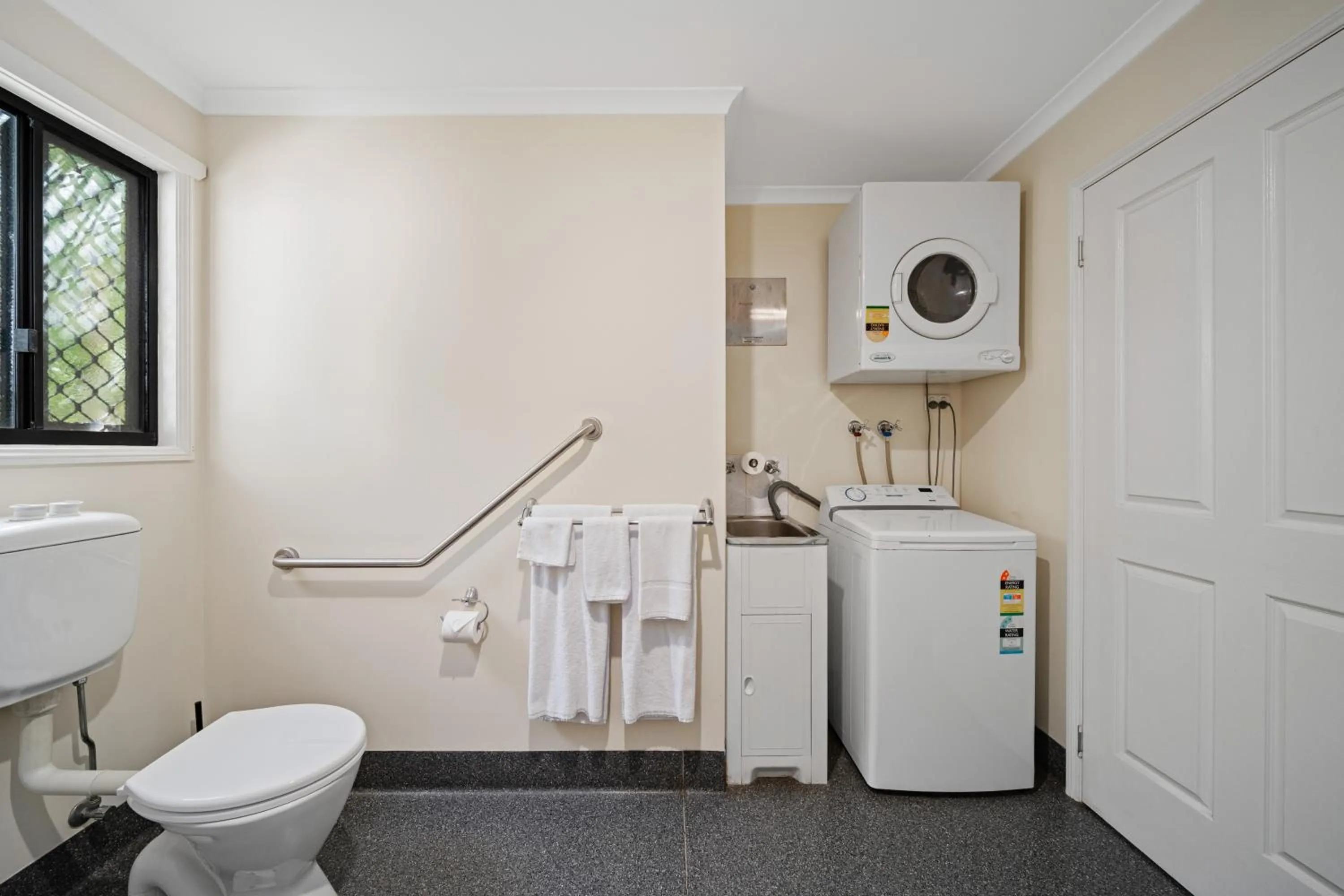 Bathroom in Emerald Motel Apartments