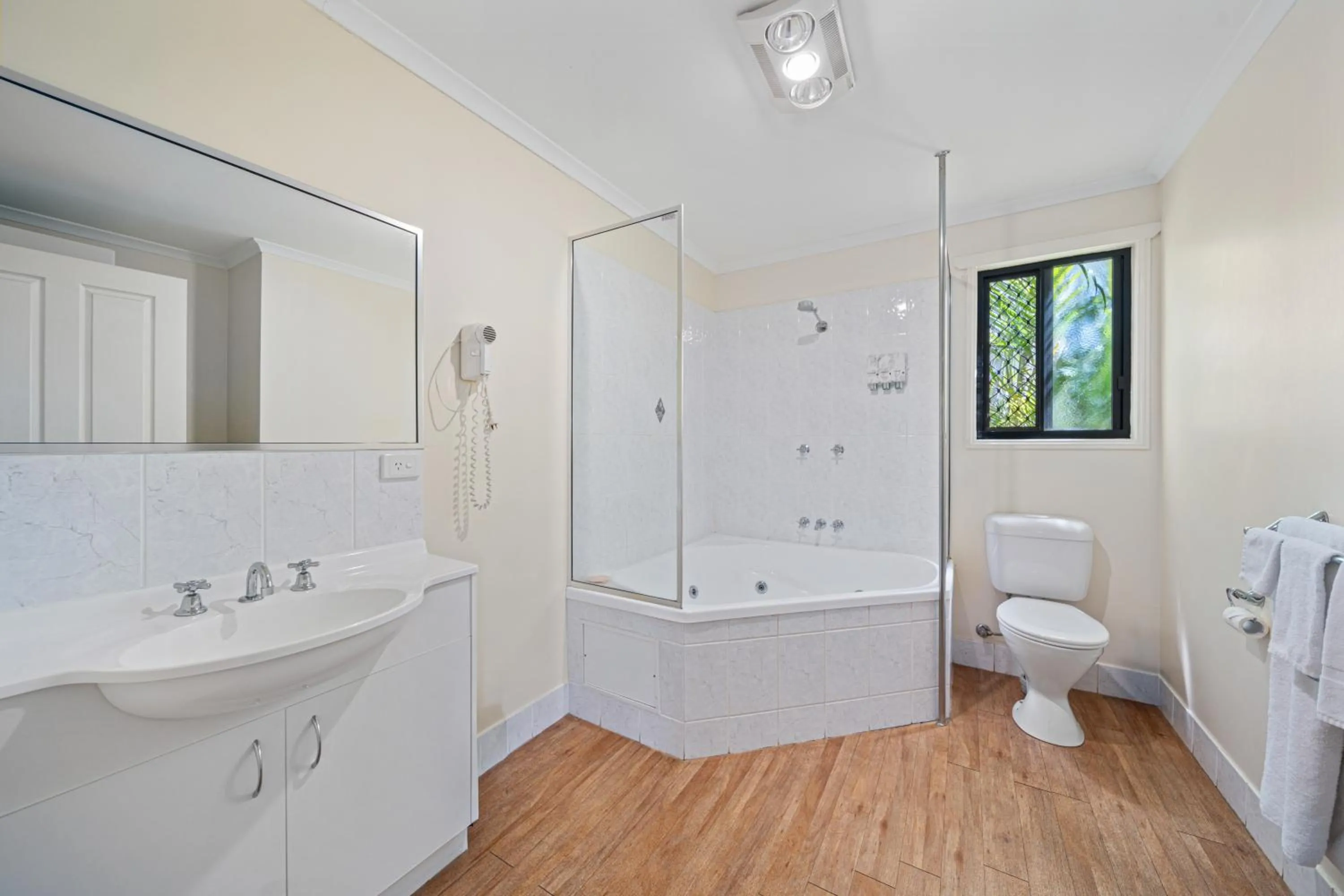 Shower in Emerald Motel Apartments