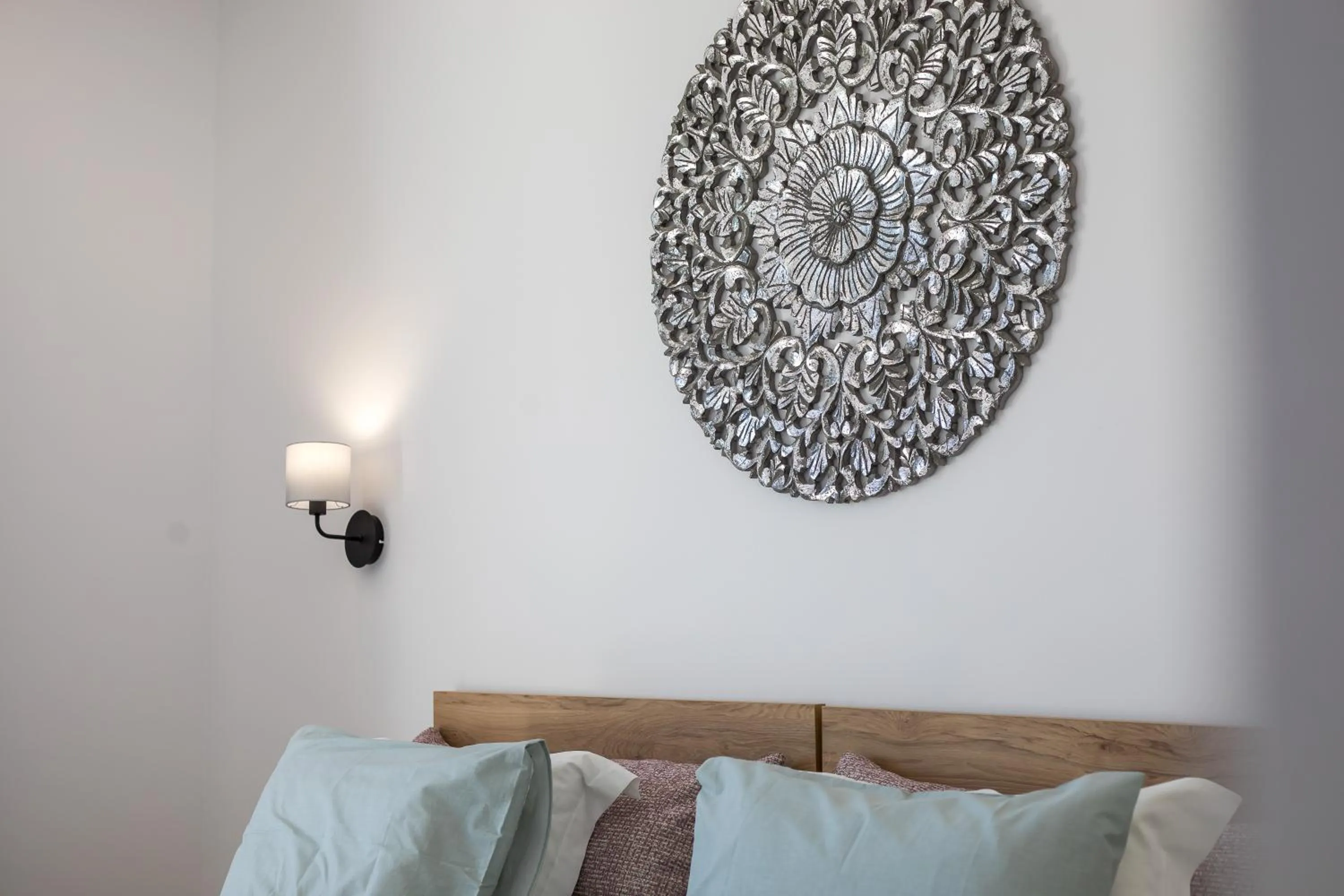 Decorative detail, Bed in Lisabeth Apartments