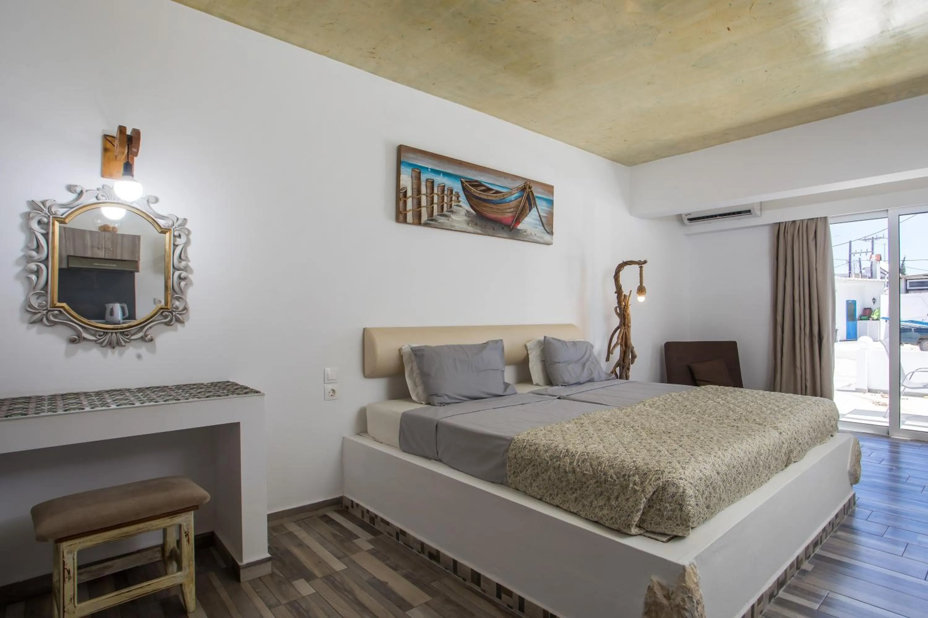 Bed in Lisabeth Apartments