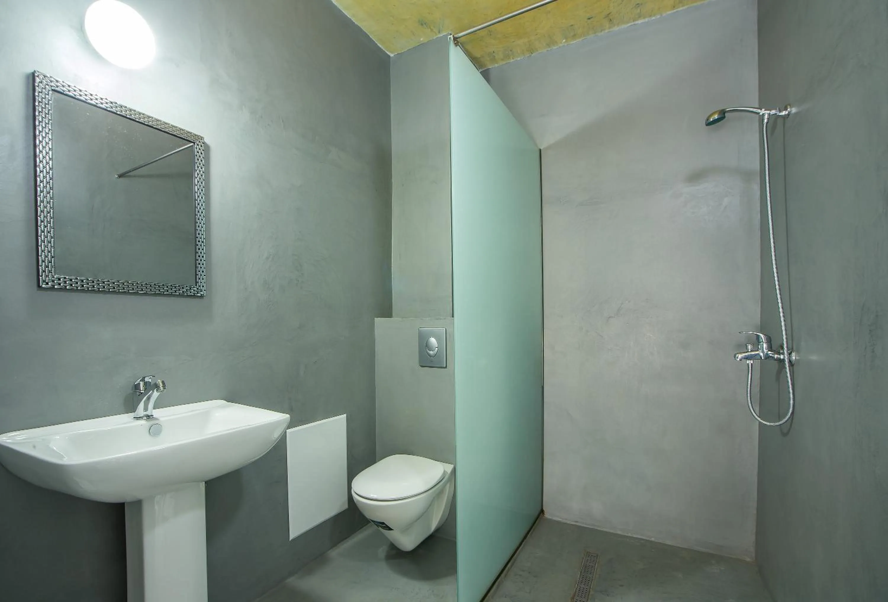 Shower in Lisabeth Apartments