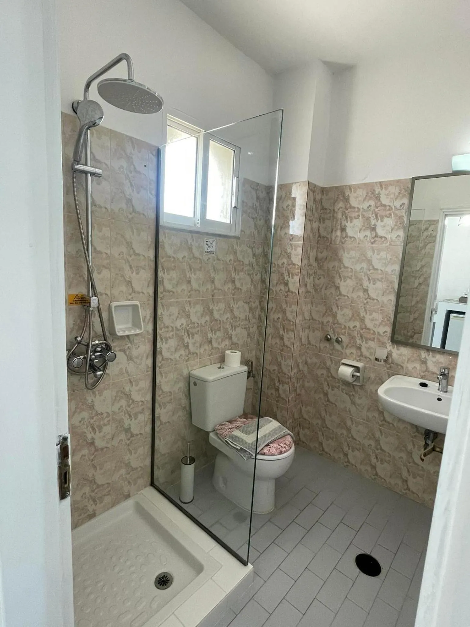 Shower in Lisabeth Apartments