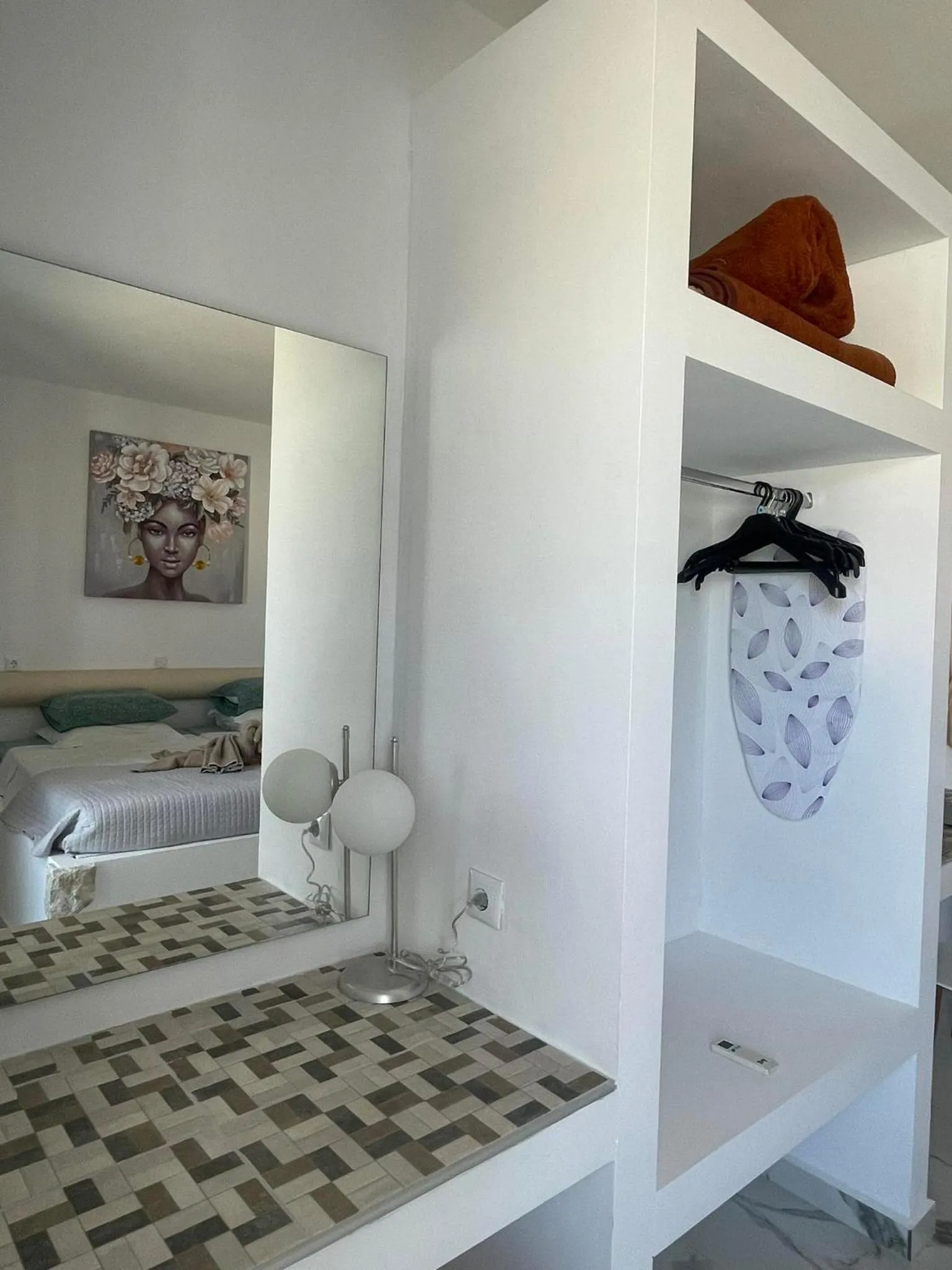 wardrobe, Bed in Lisabeth Apartments