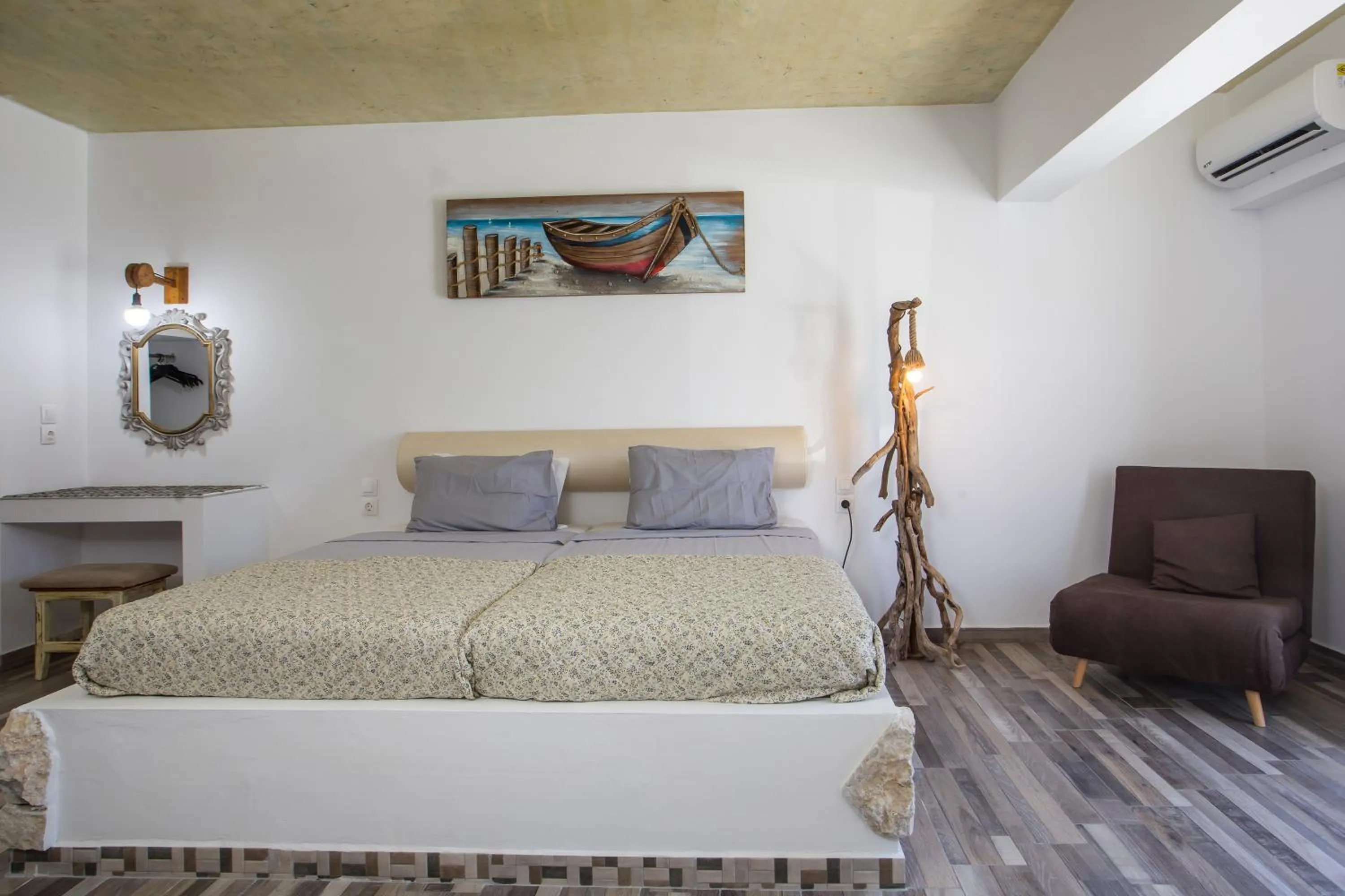 Bed in Lisabeth Apartments