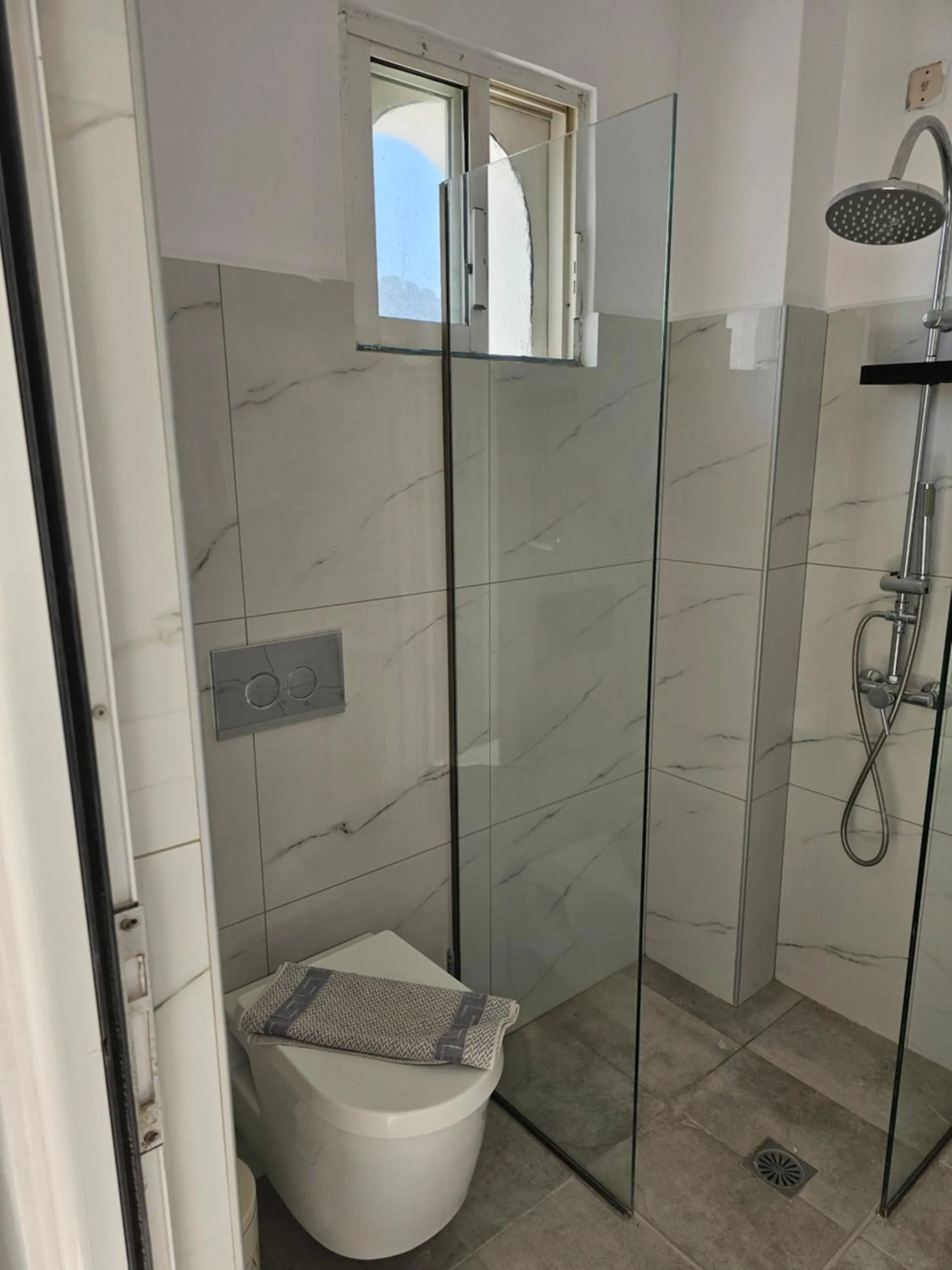 Shower in Lisabeth Apartments