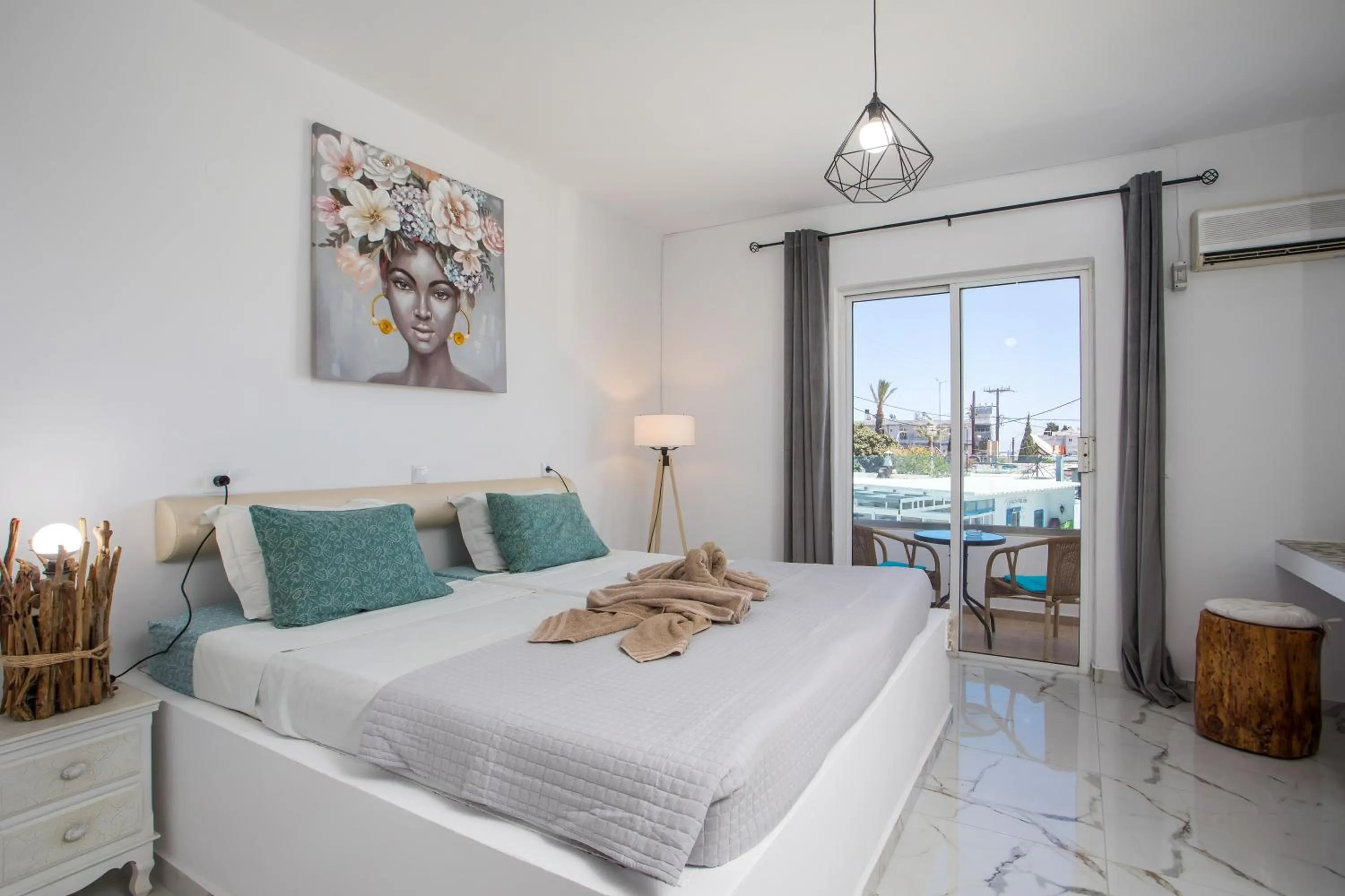 Bed in Lisabeth Apartments