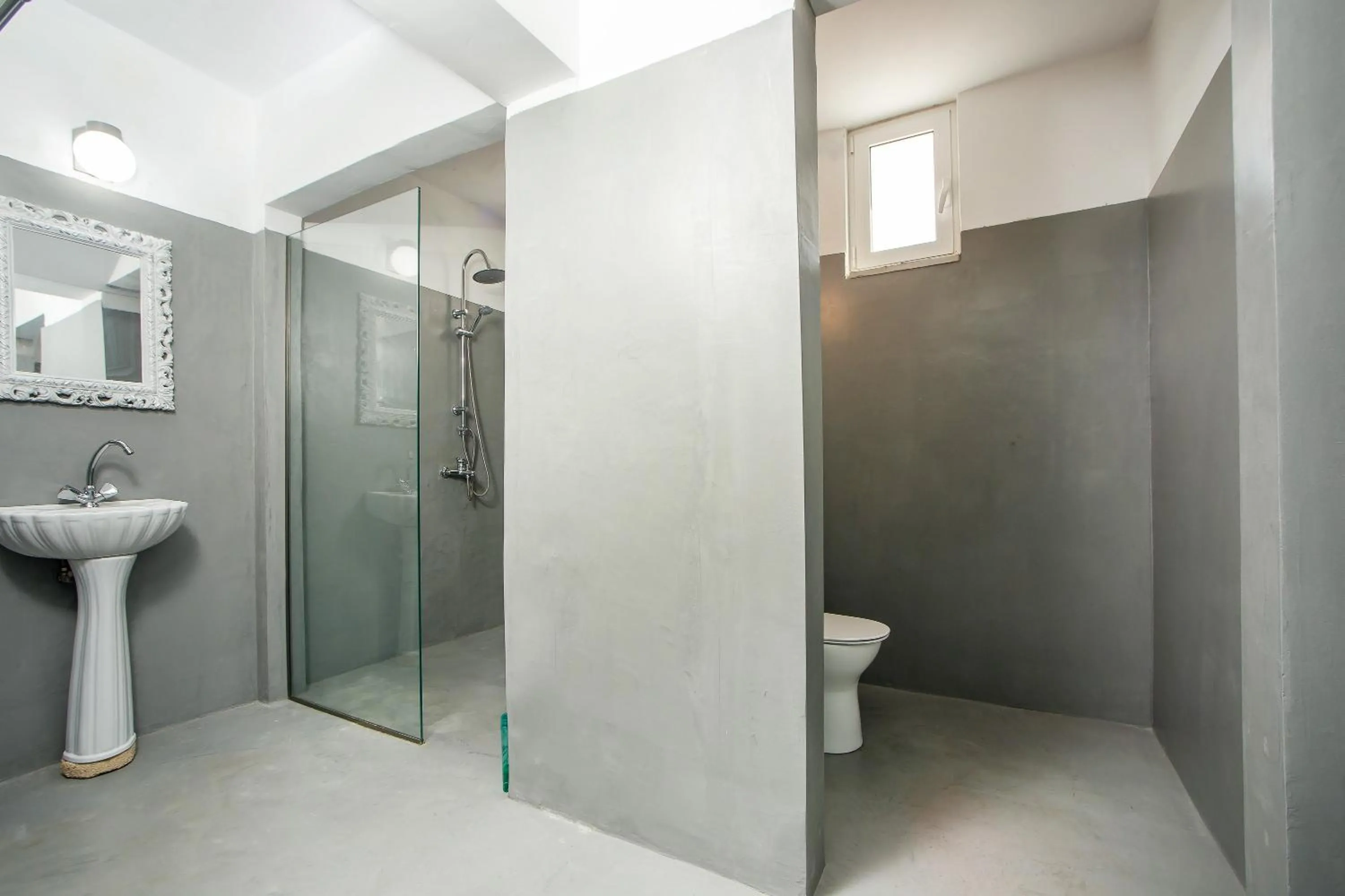 Shower in Lisabeth Apartments