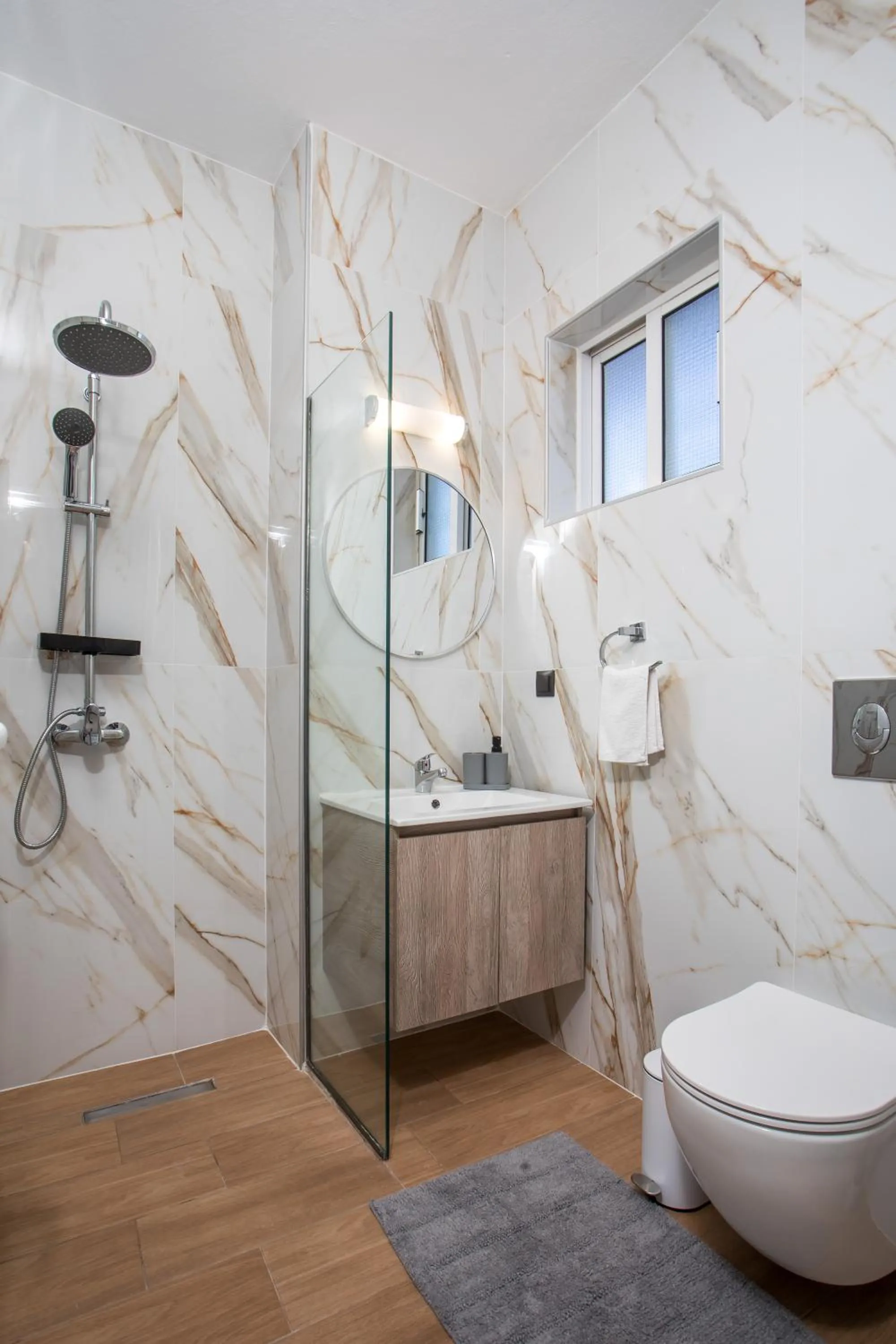 Shower in Lisabeth Apartments