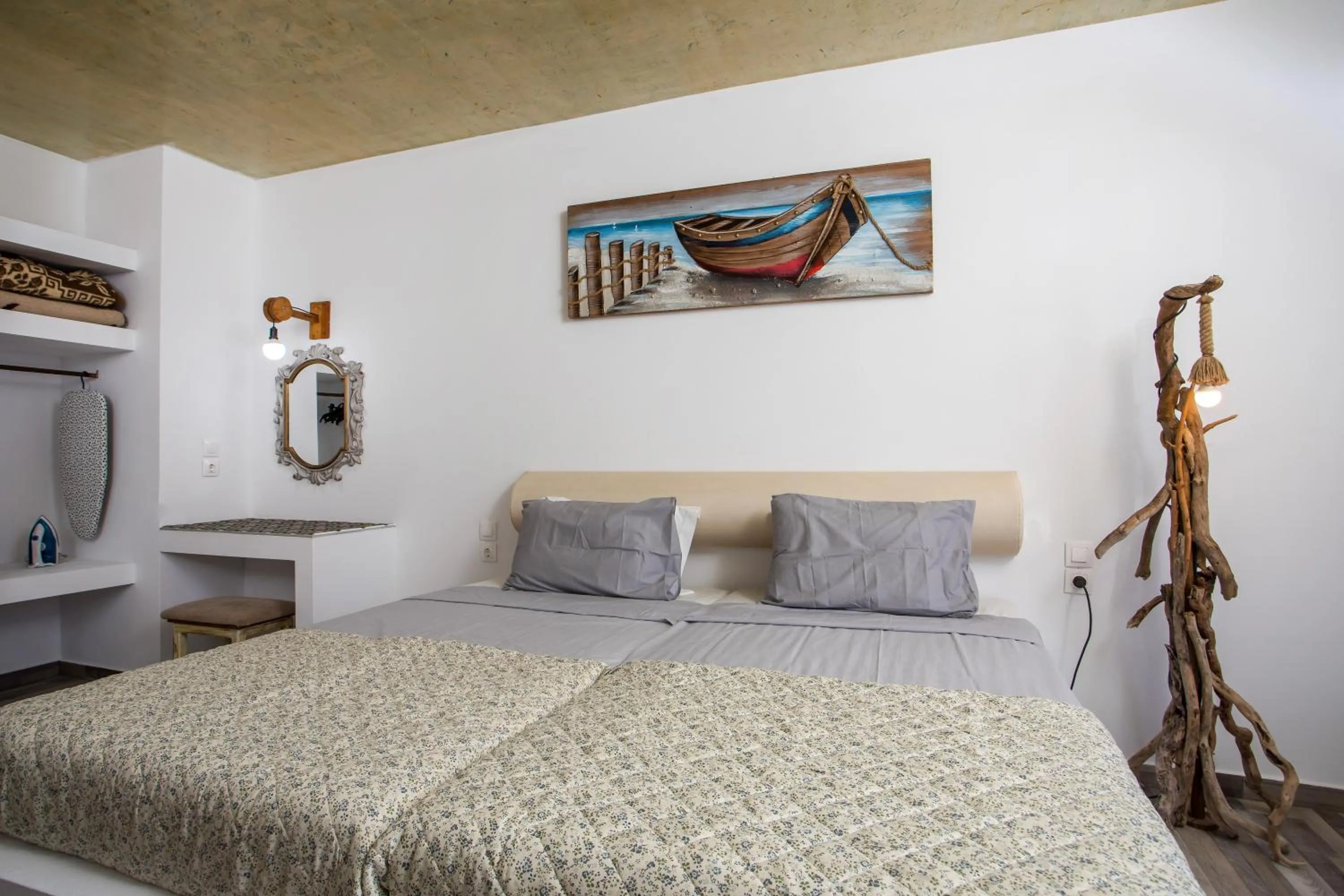 Bed in Lisabeth Apartments